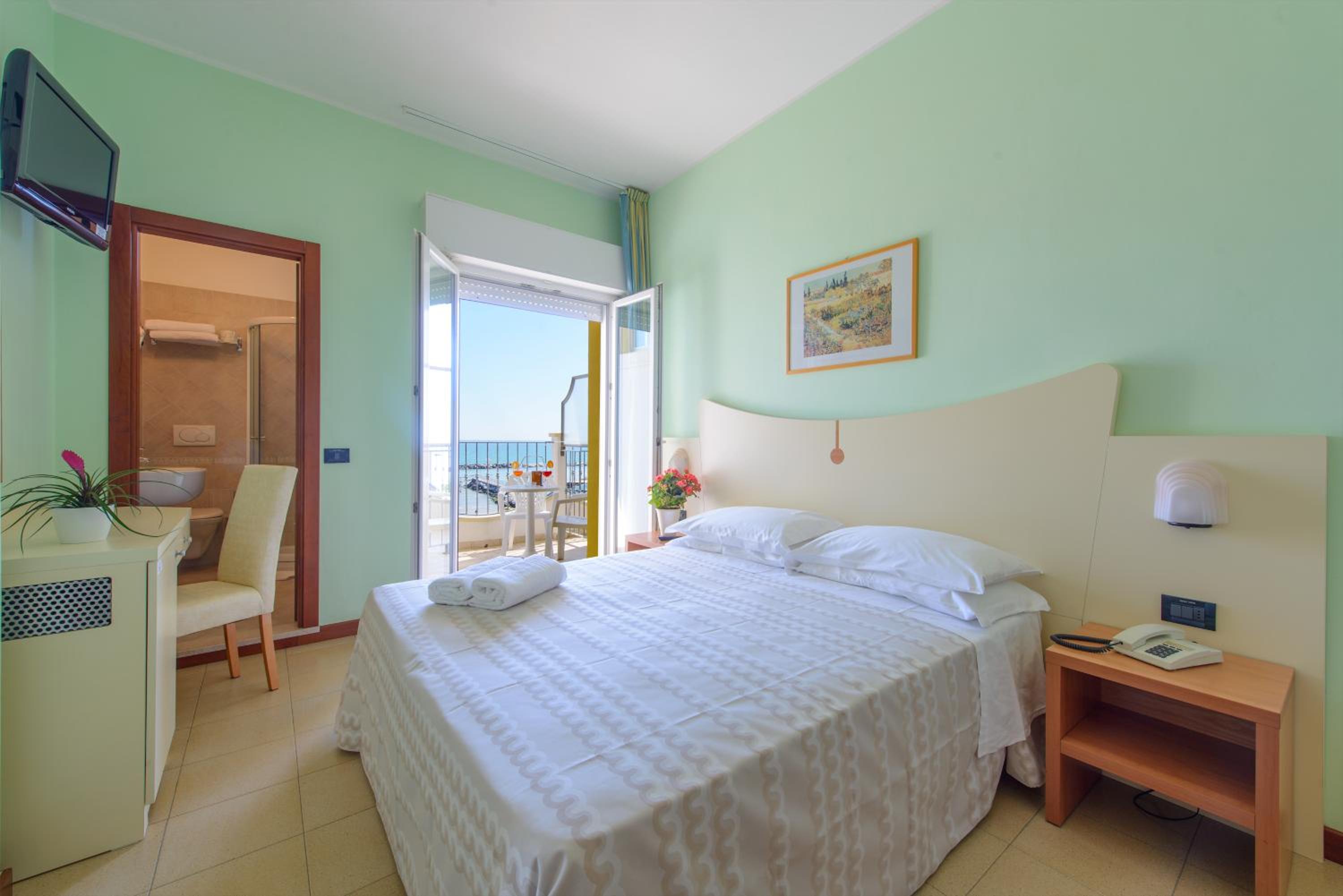 Double Room - Beach Front - Photo 5