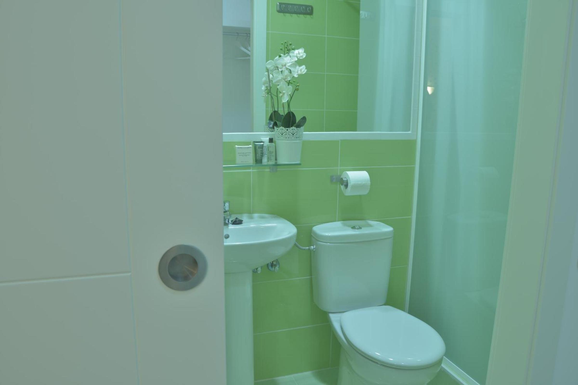 Double Room with Balcony - Photo 3