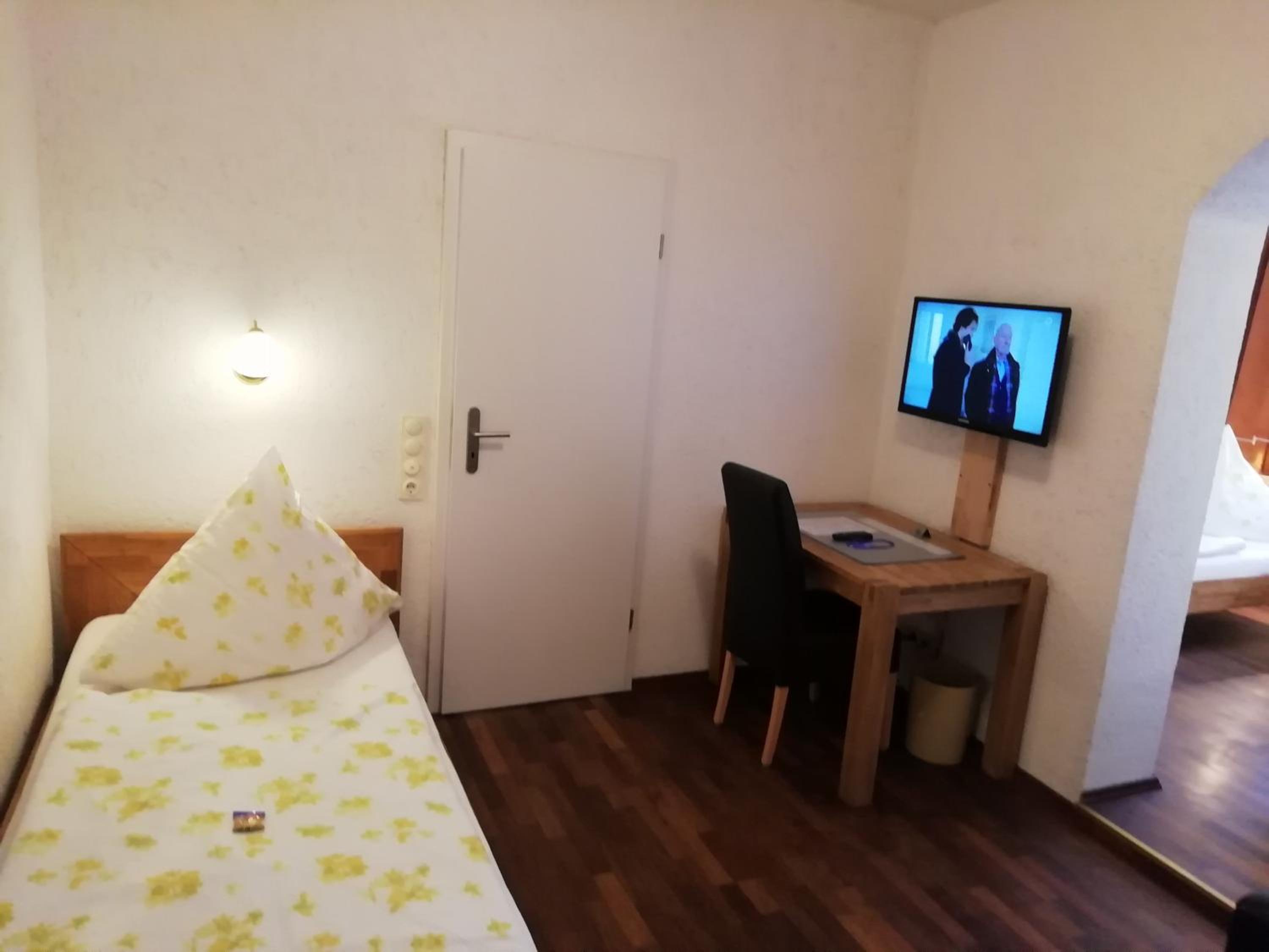 Triple Room with Bathroom - Photo 4
