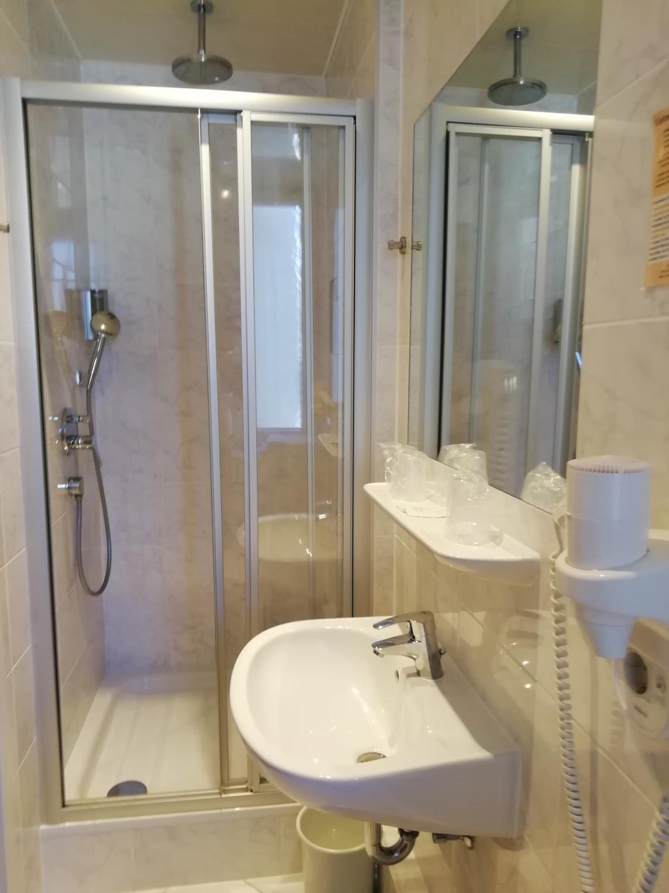 Triple Room with Bathroom - Photo 3