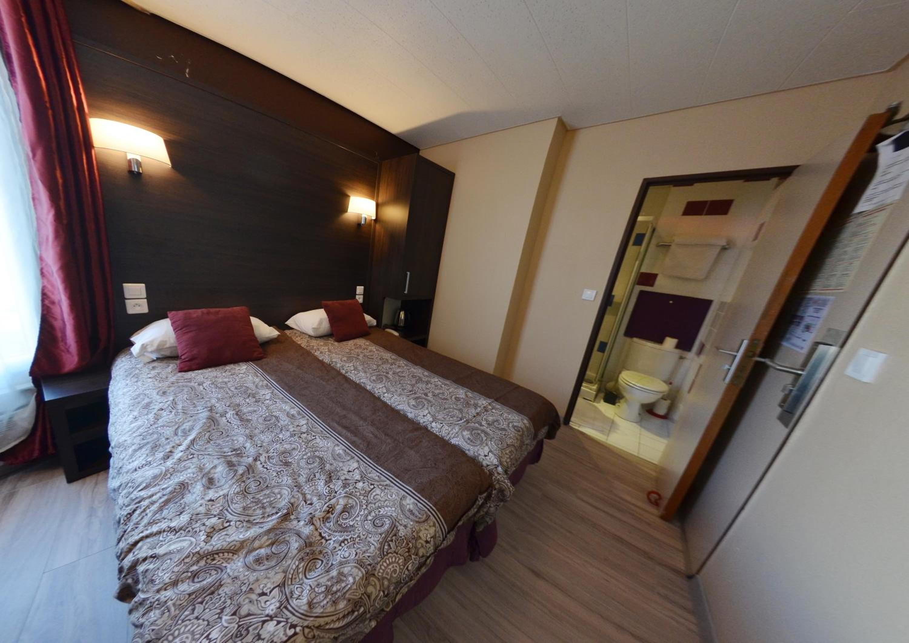 Twin Room with Shower - Photo 13