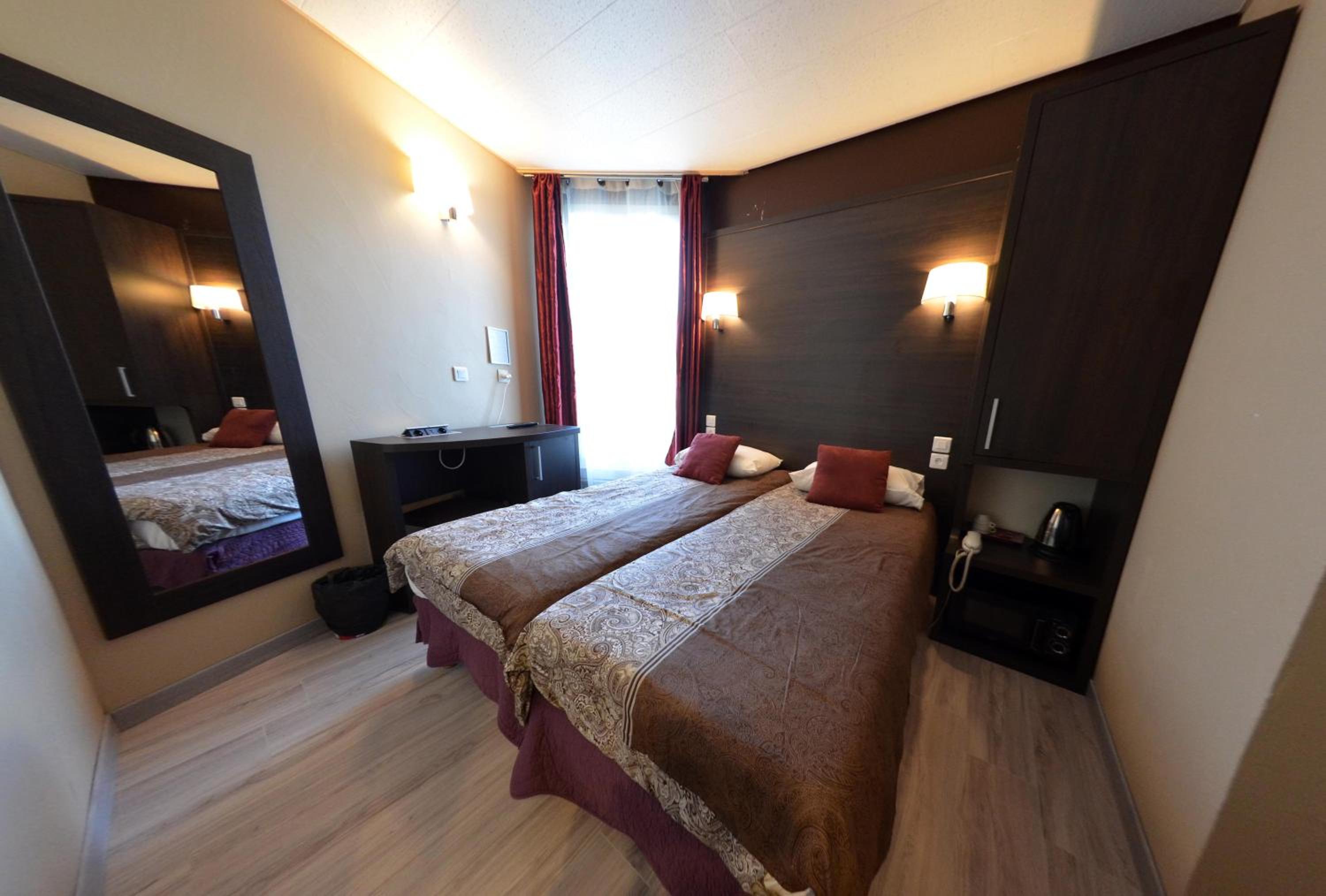 Twin Room with Shower - Photo 15
