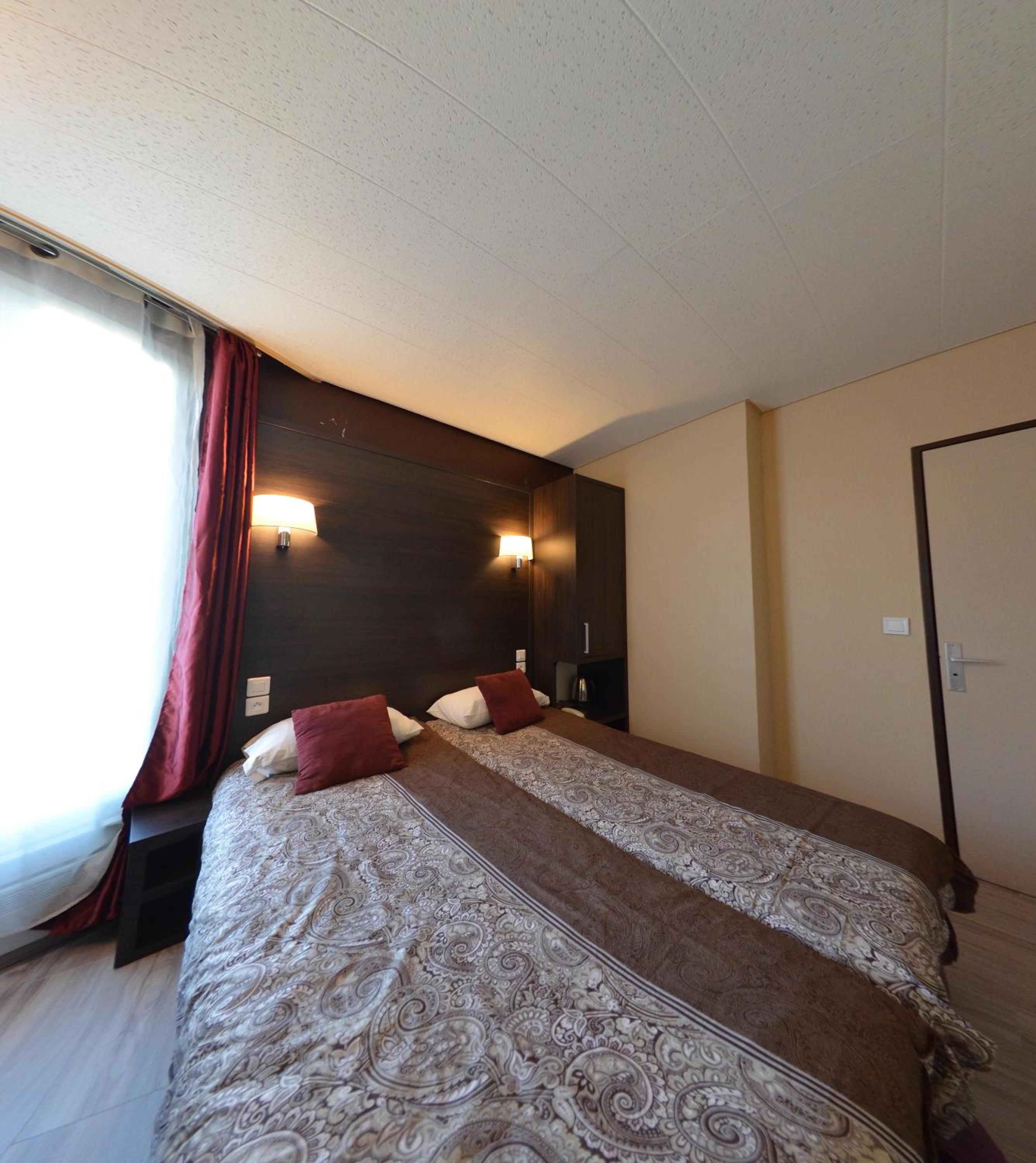 Twin Room with Shower - Photo 1