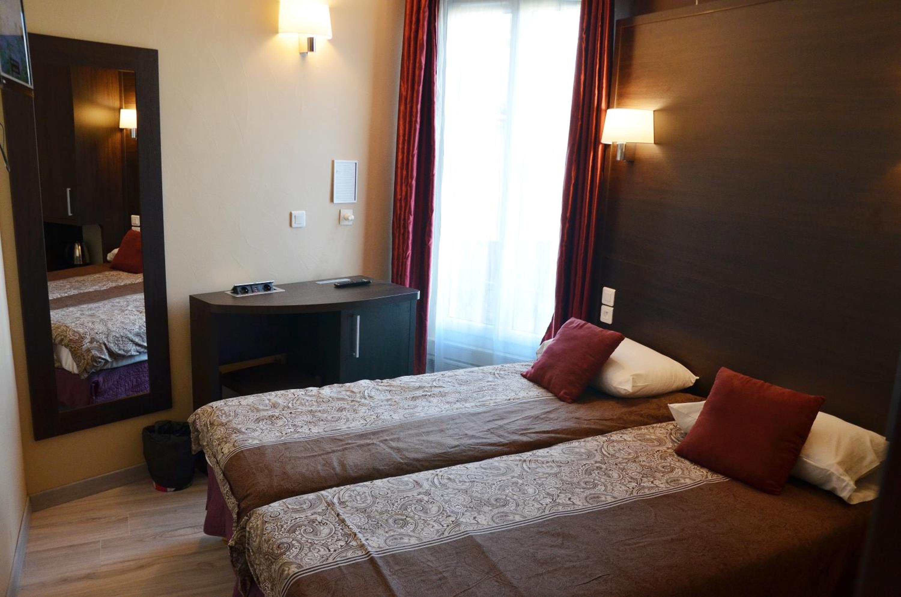 Twin Room with Shower - Photo 14