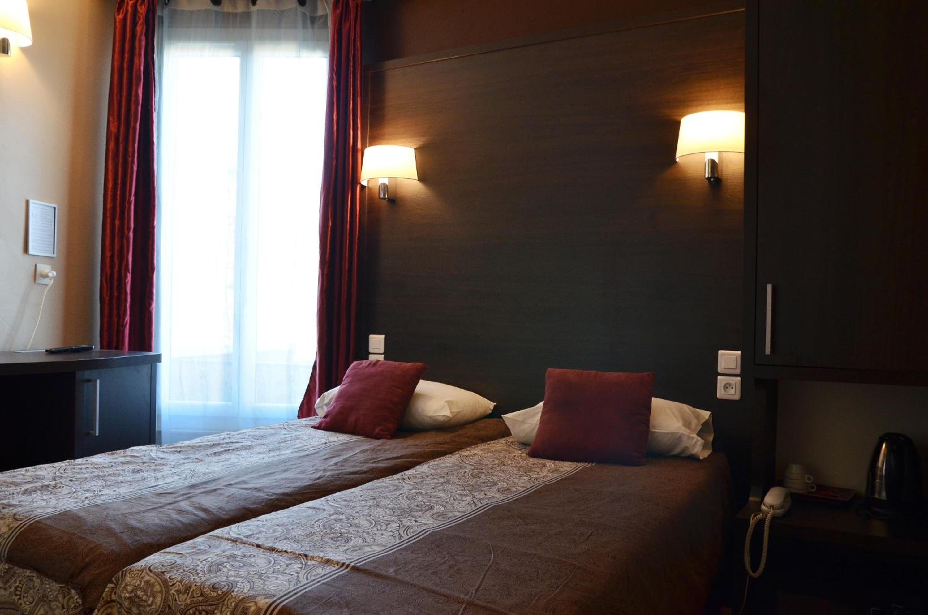 Twin Room with Shower - Photo 24
