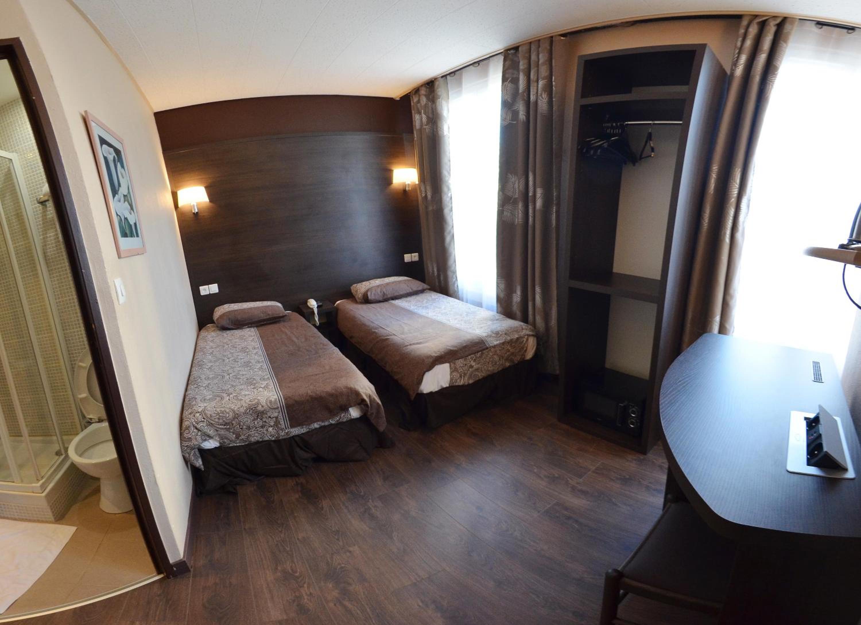 Twin Room with Shower - Photo 18