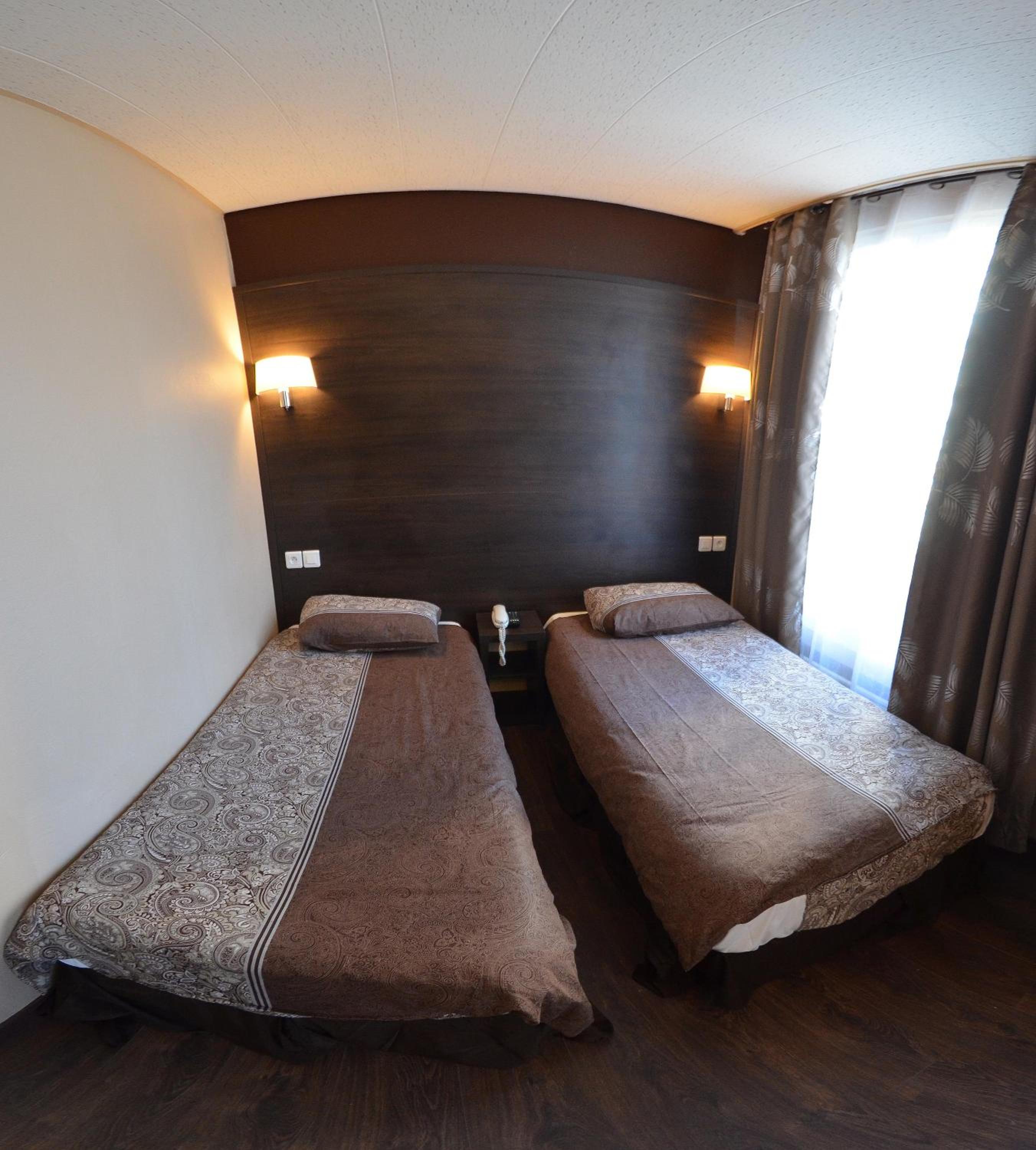 Twin Room with Shower - Photo 21
