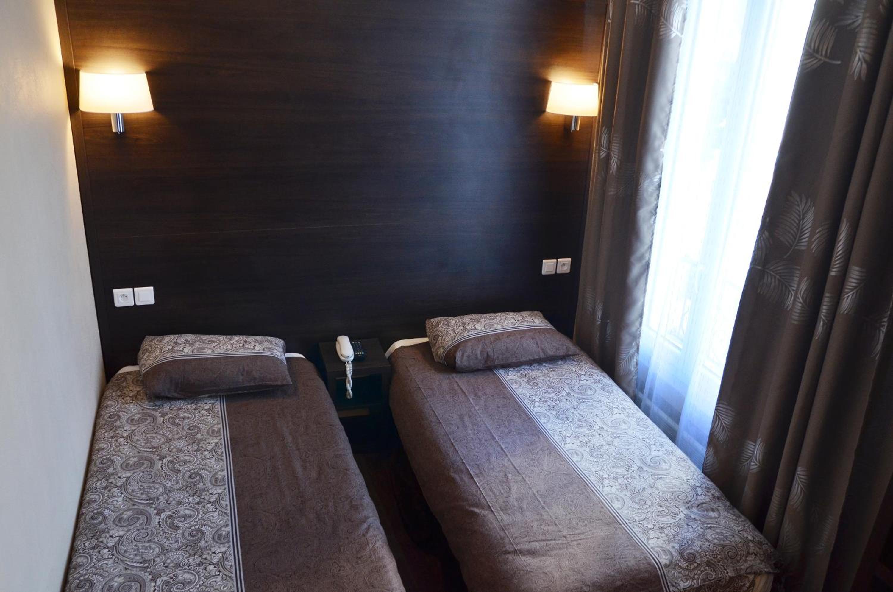 Twin Room with Shower - Photo 17