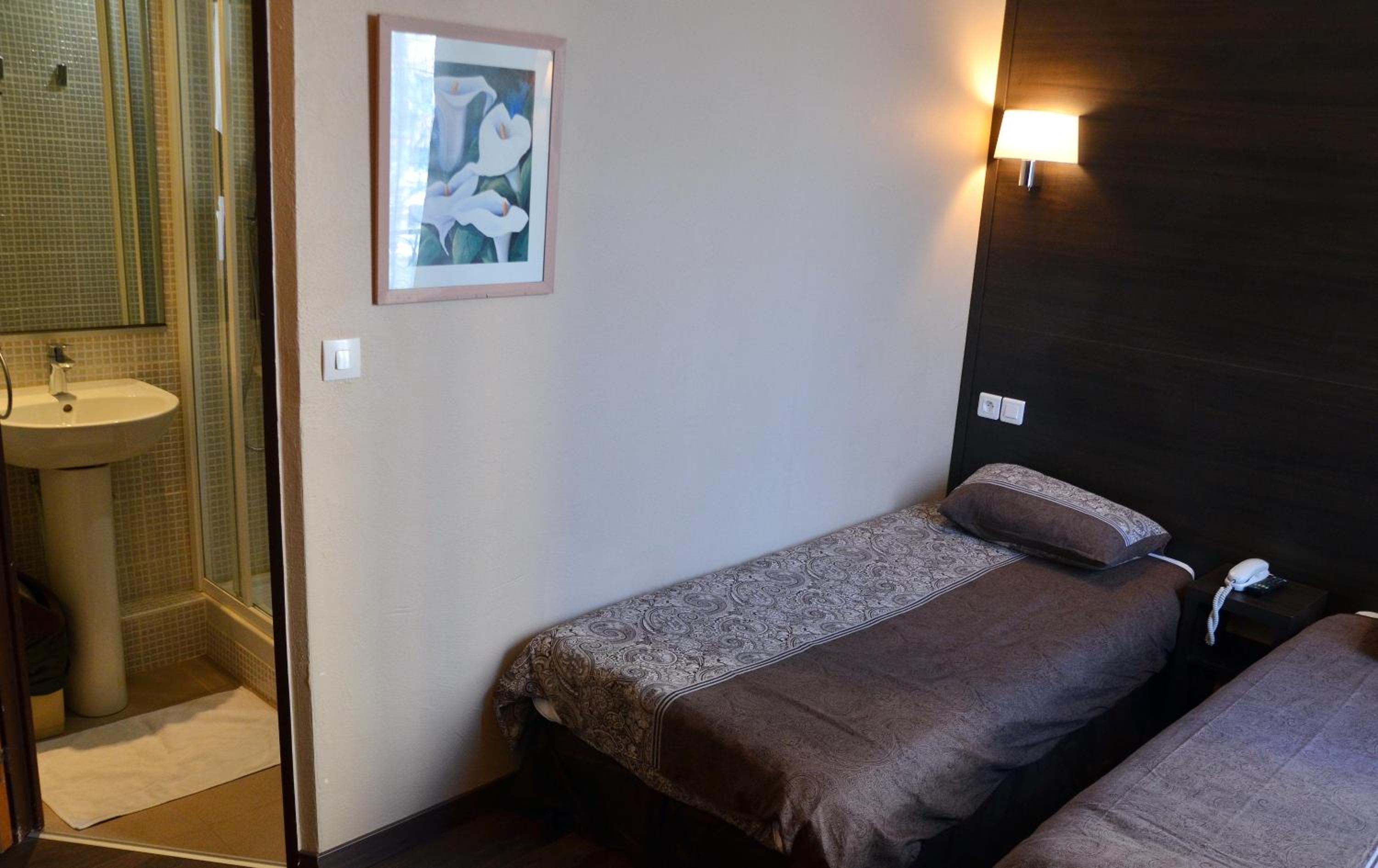 Twin Room with Shower - Photo 20