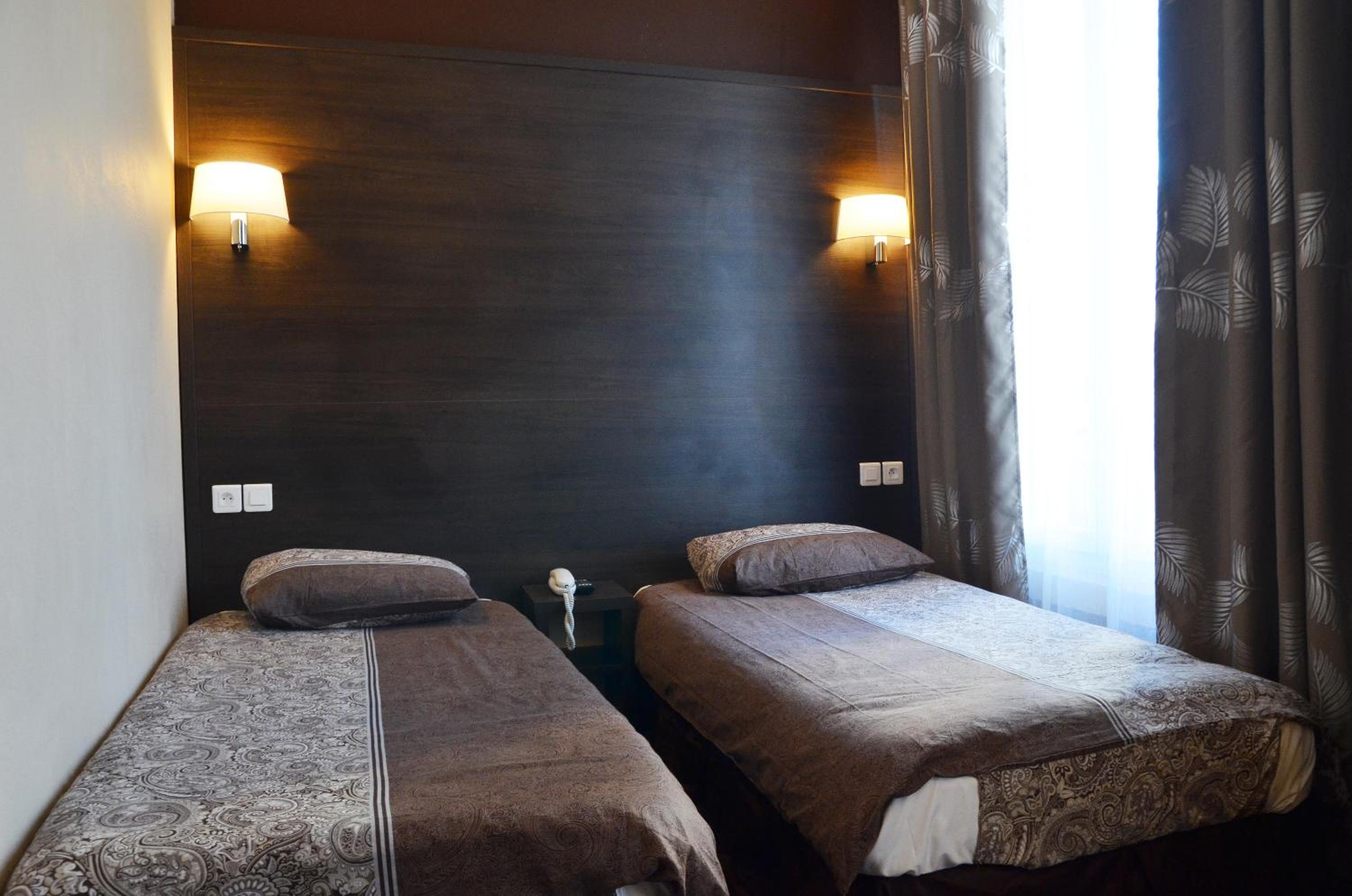Twin Room with Shower - Photo 19