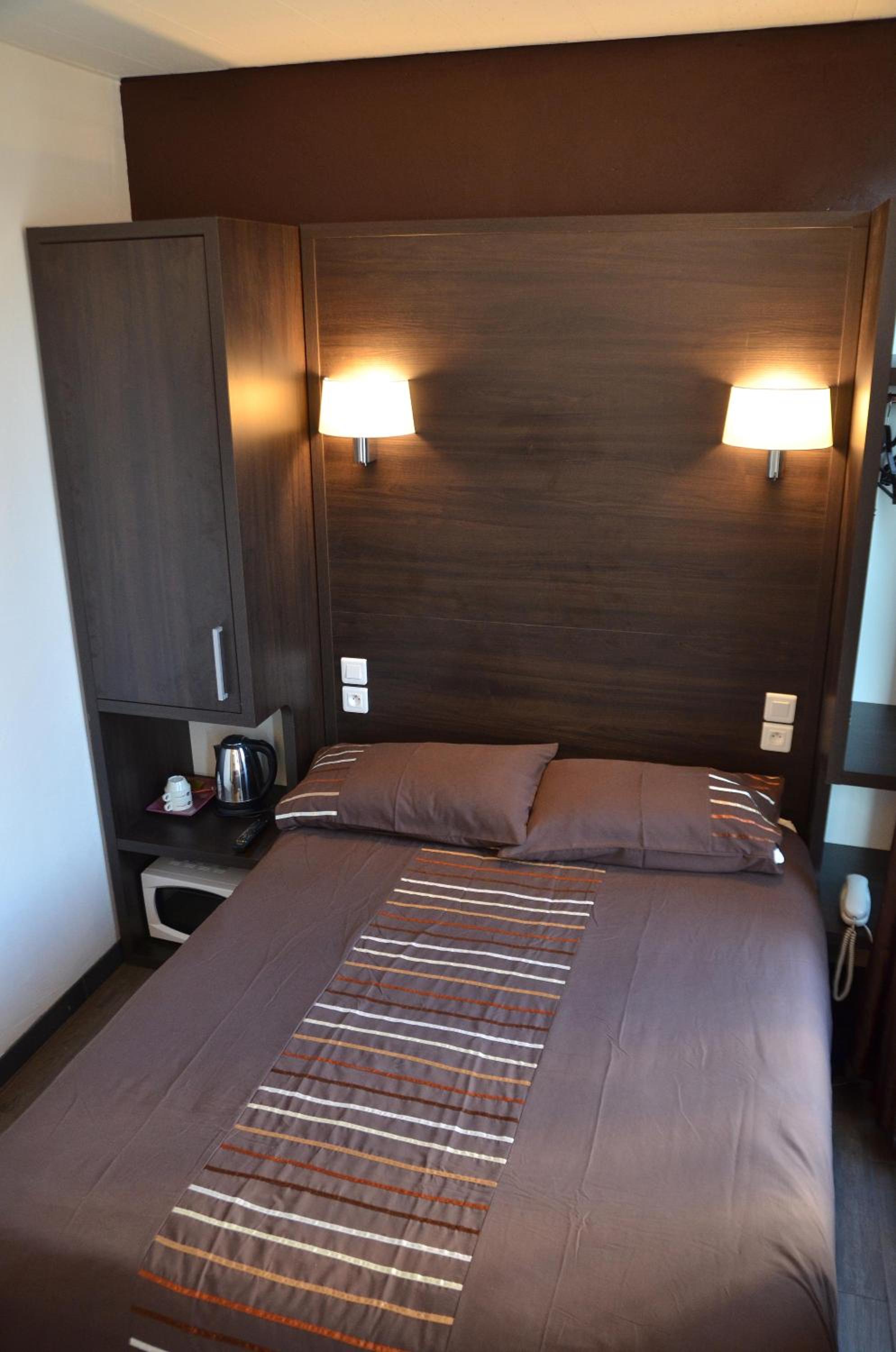 Double Room with Private Bathroom - Photo 10
