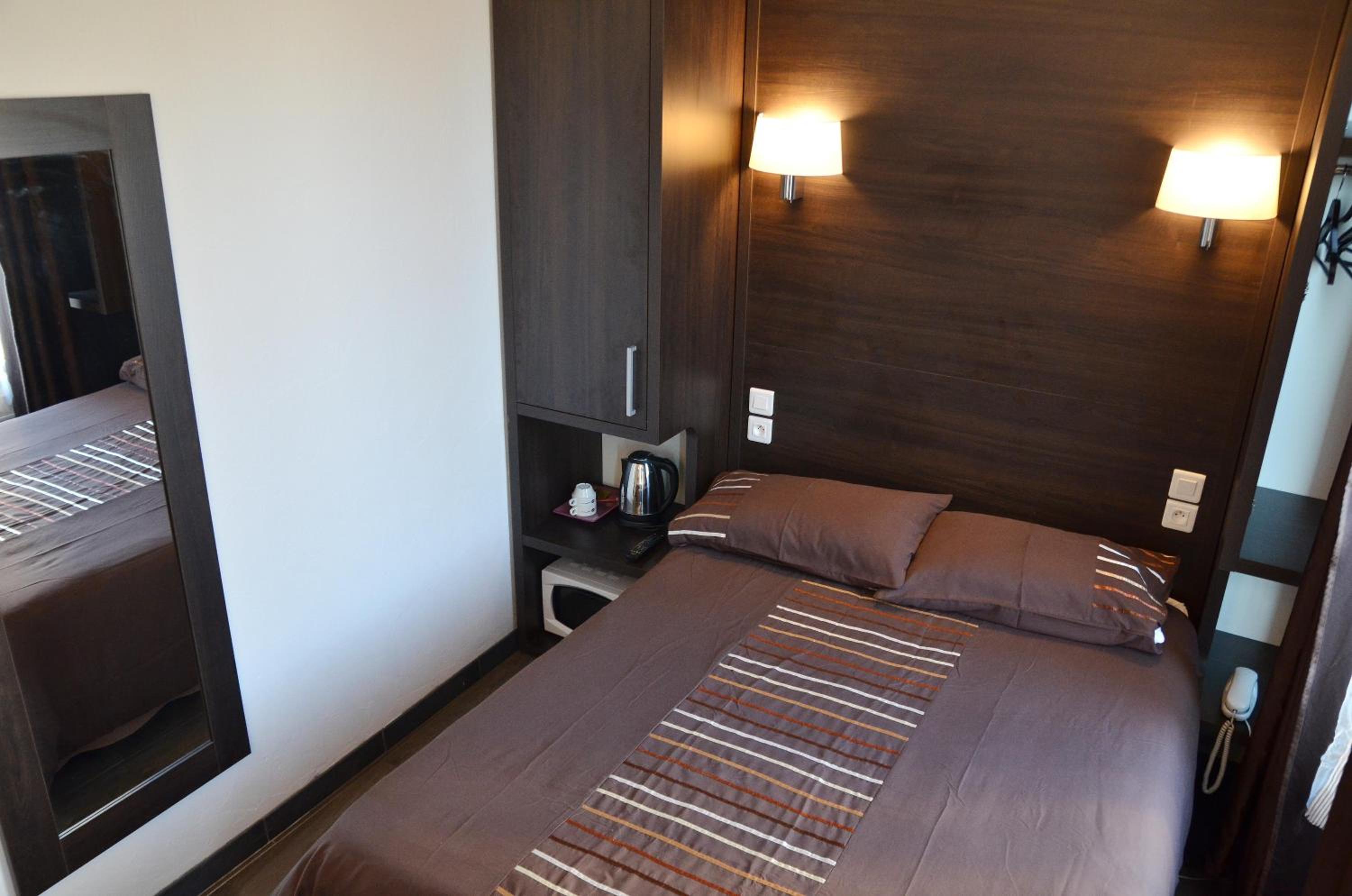 Double Room with Private Bathroom - Photo 11