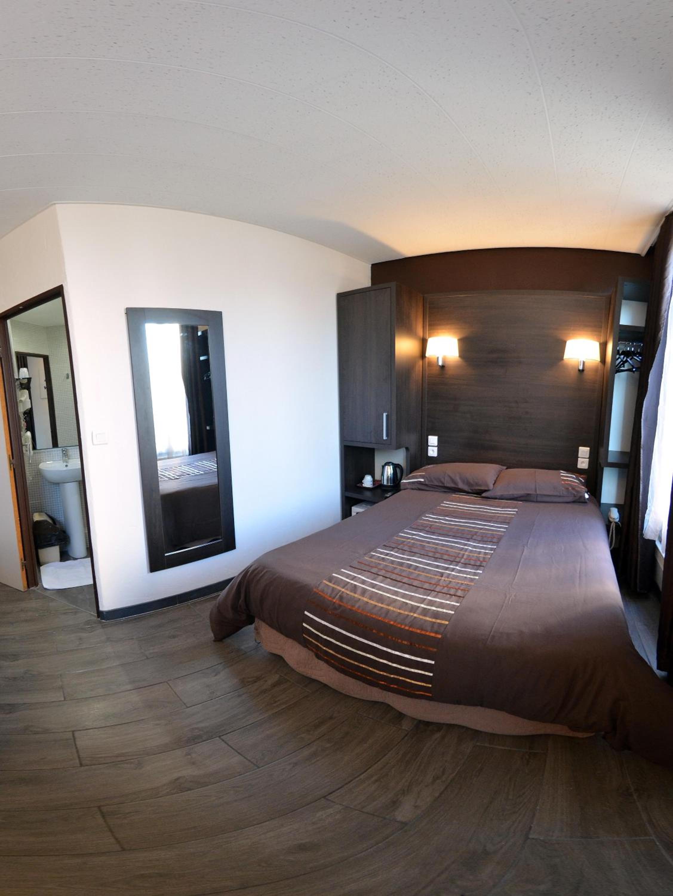 Double Room with Private Bathroom - Photo 7