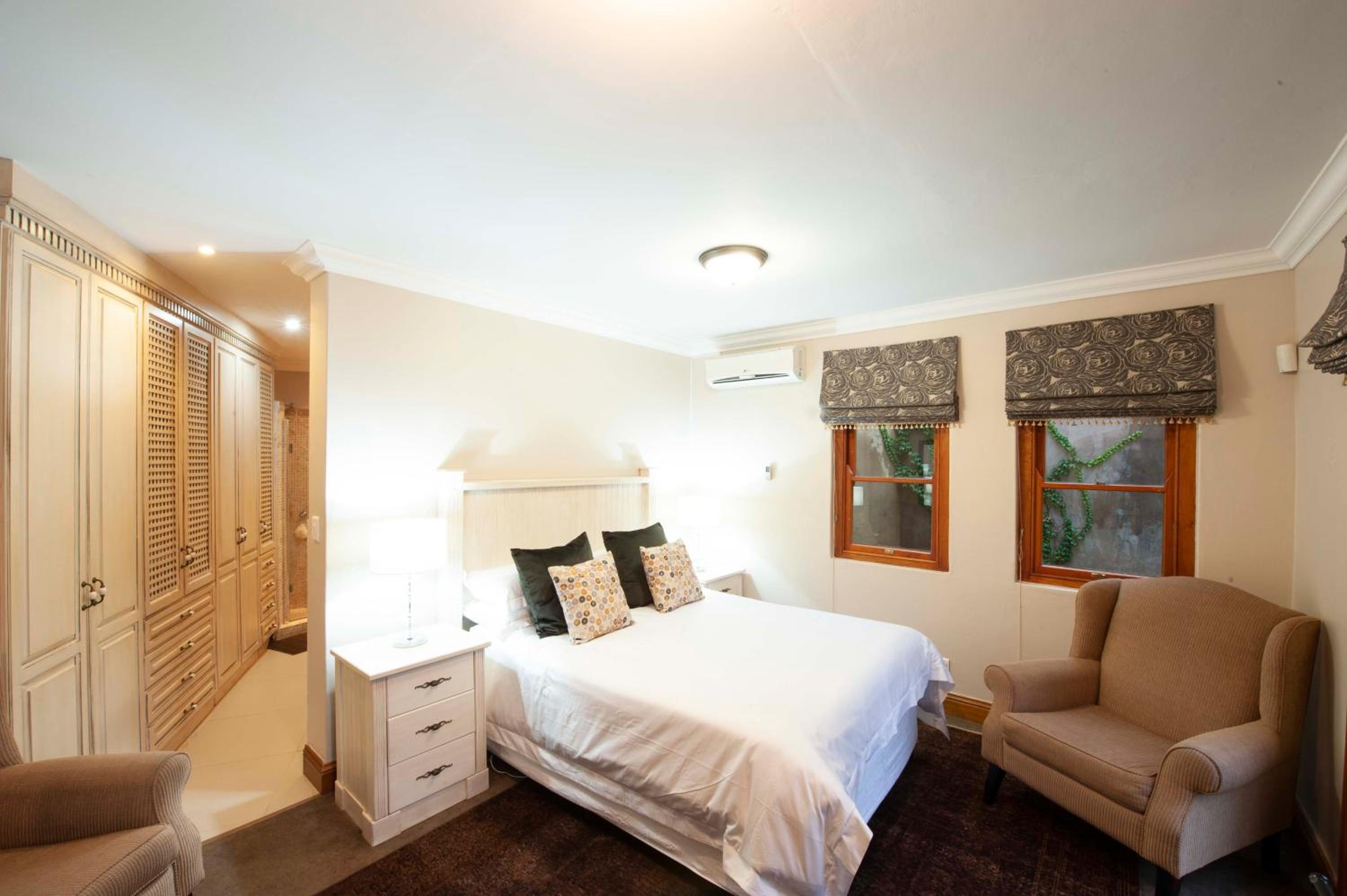 Queen Room photo 2