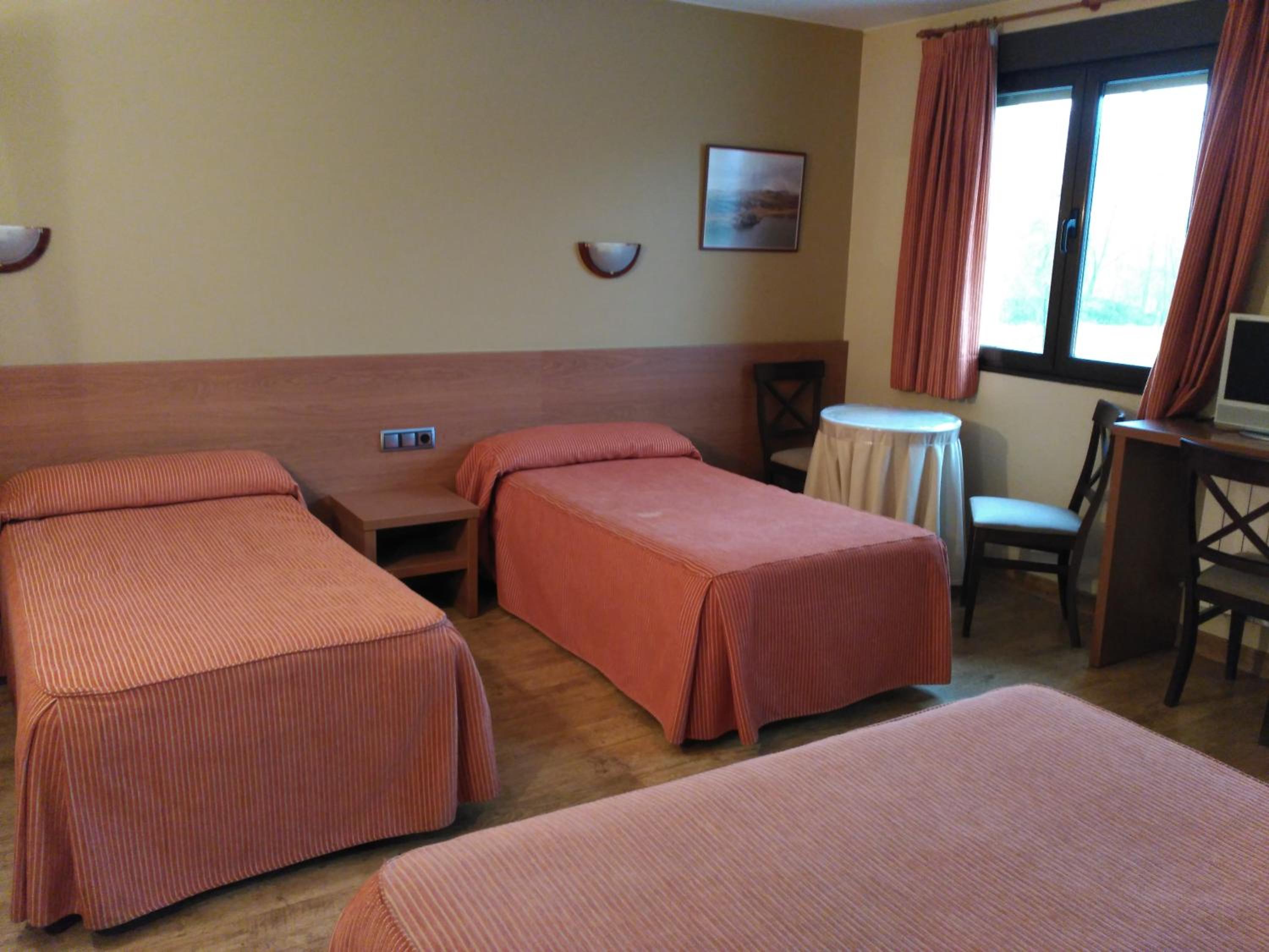 Quadruple Room with Lake View - Photo 5