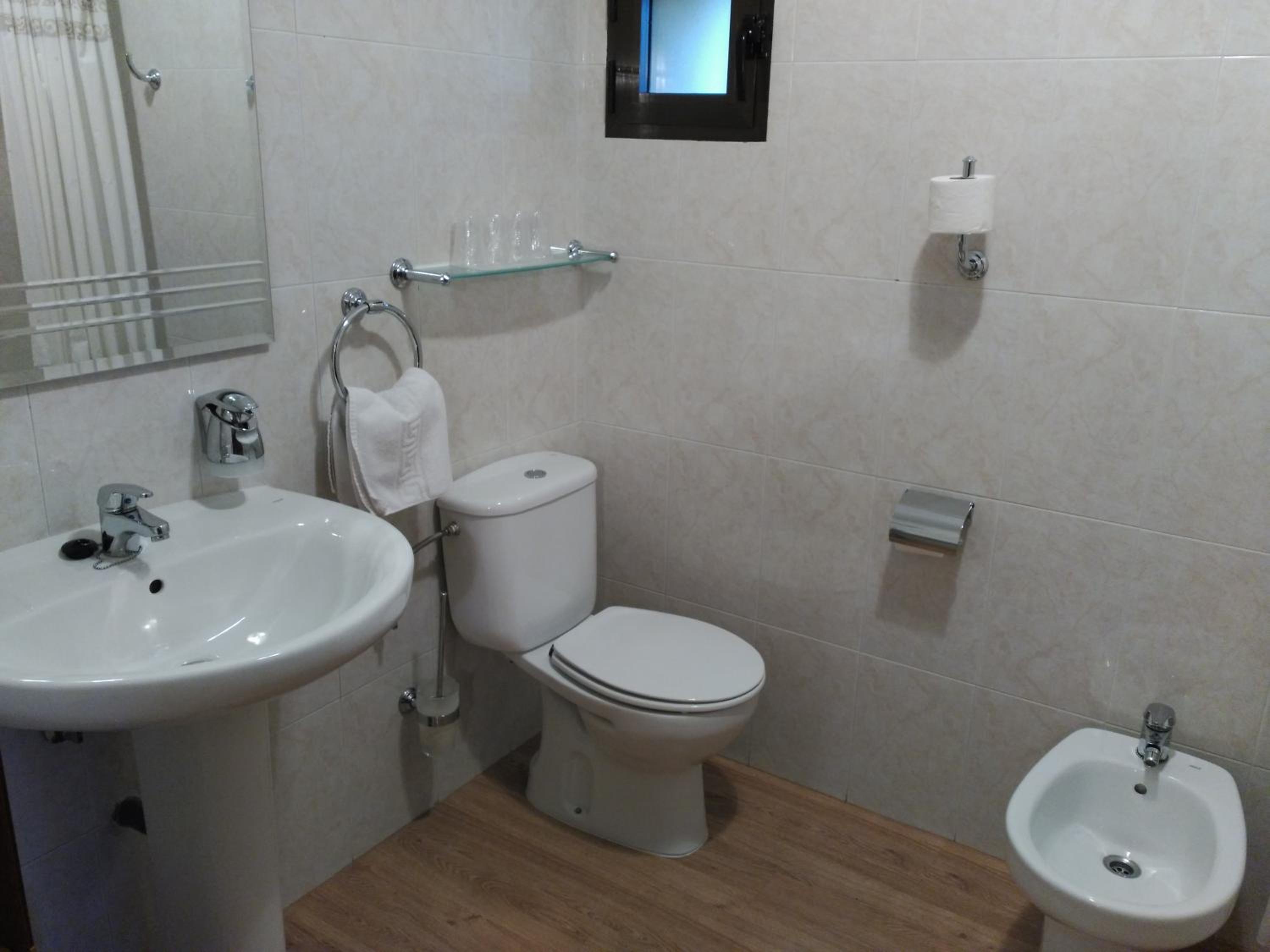 Quadruple Room with Lake View - Photo 7