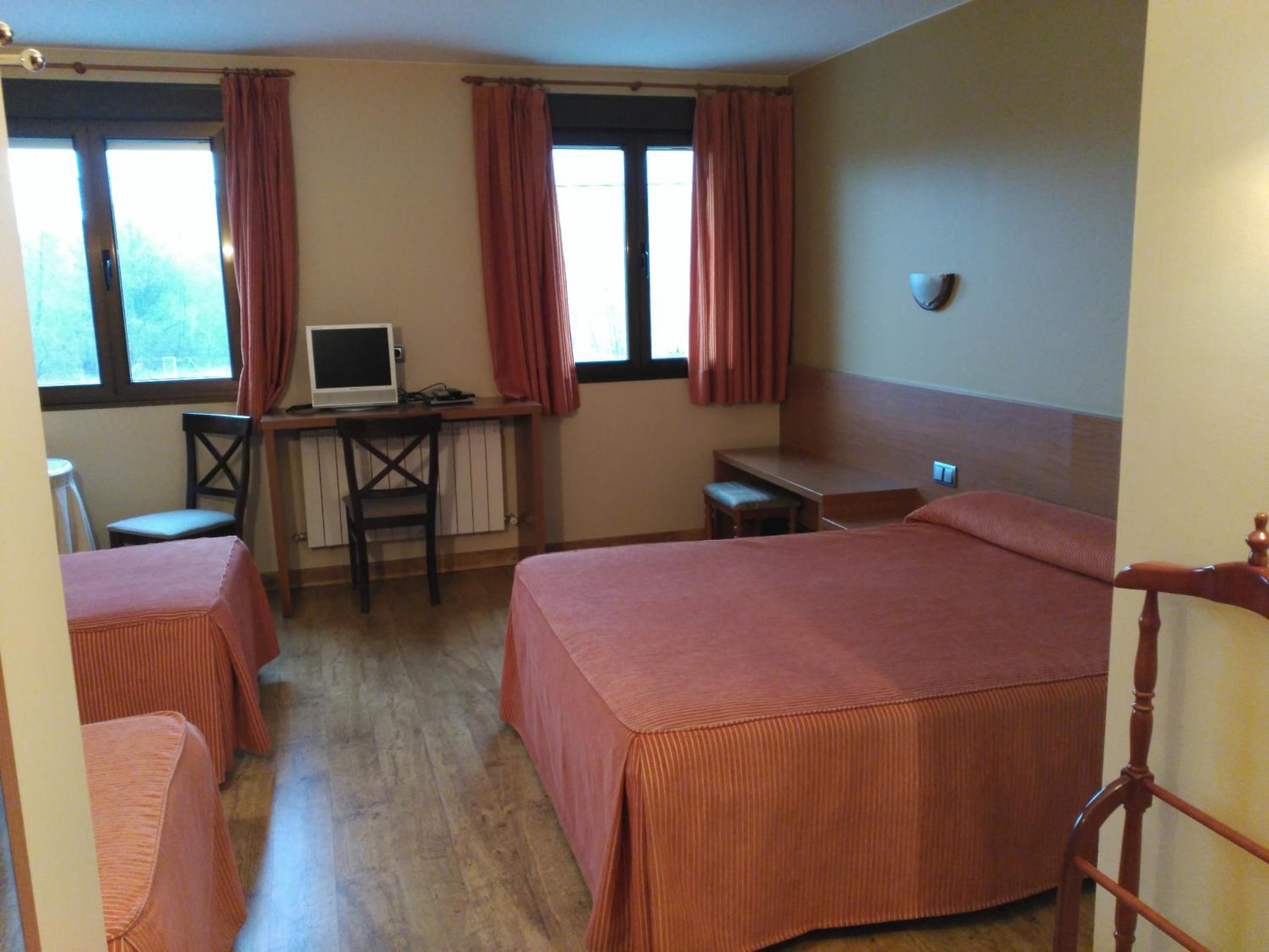 Quadruple Room with Lake View - Photo 3