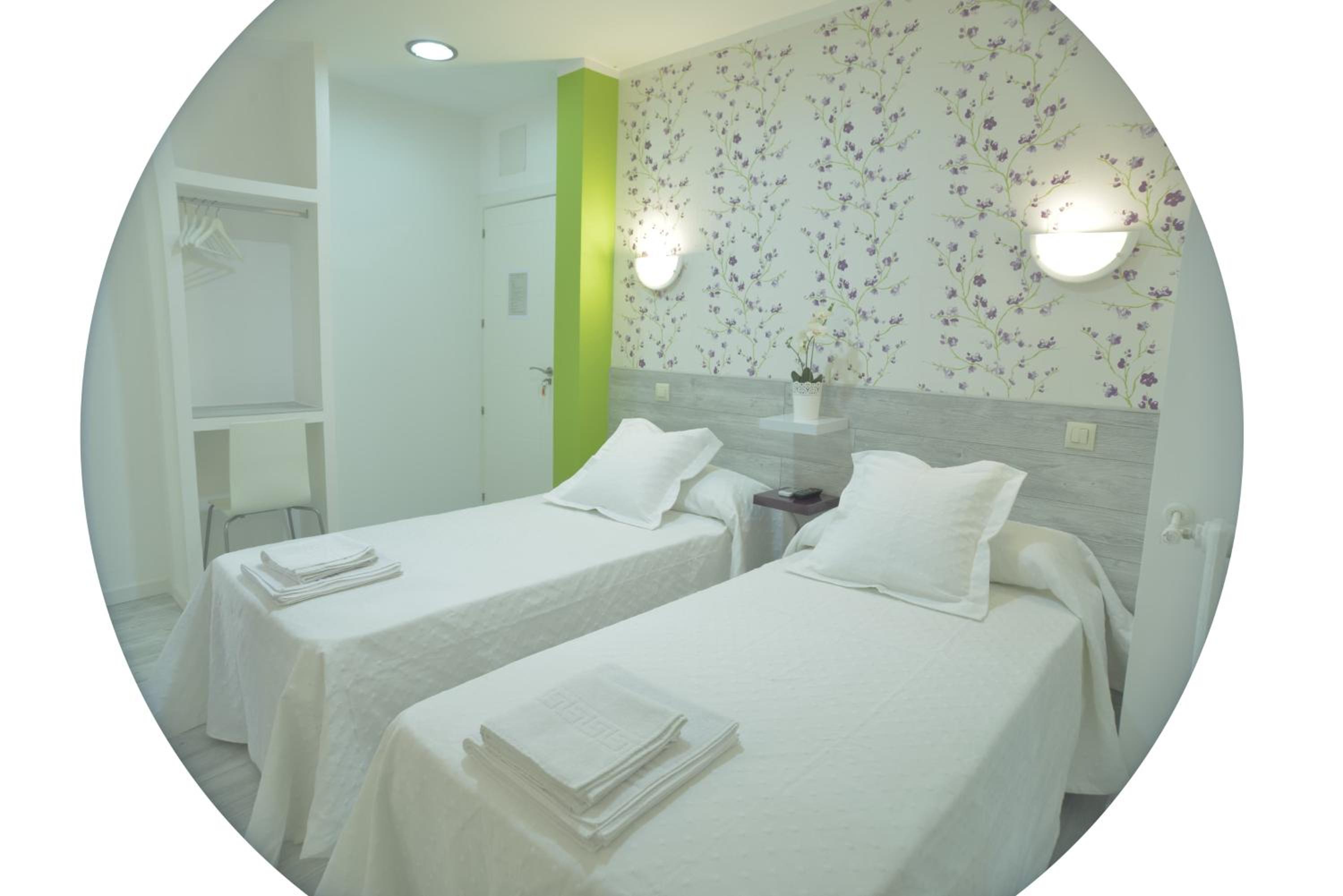 Double or Twin Room with Private Bathroom - Photo 6