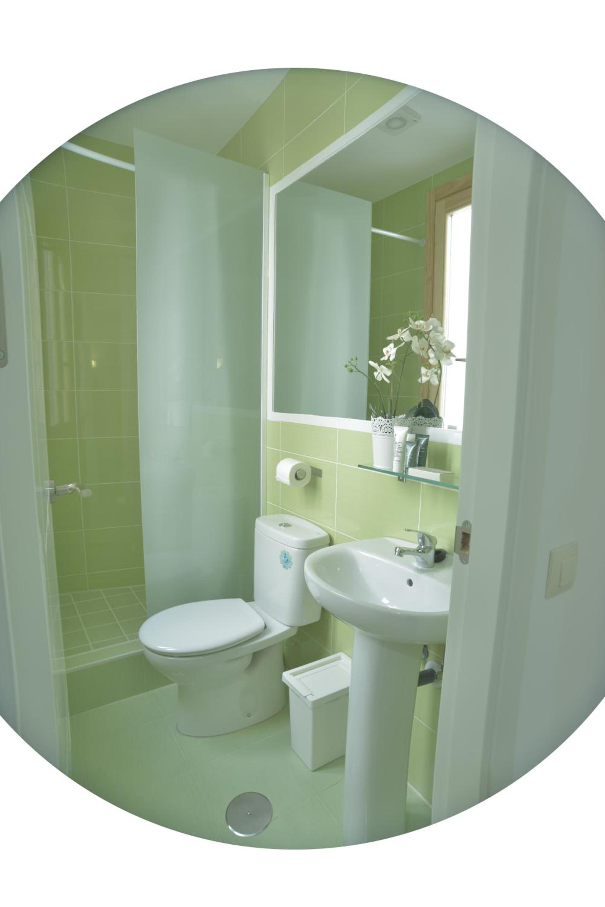 Double or Twin Room with Private Bathroom - Photo 2