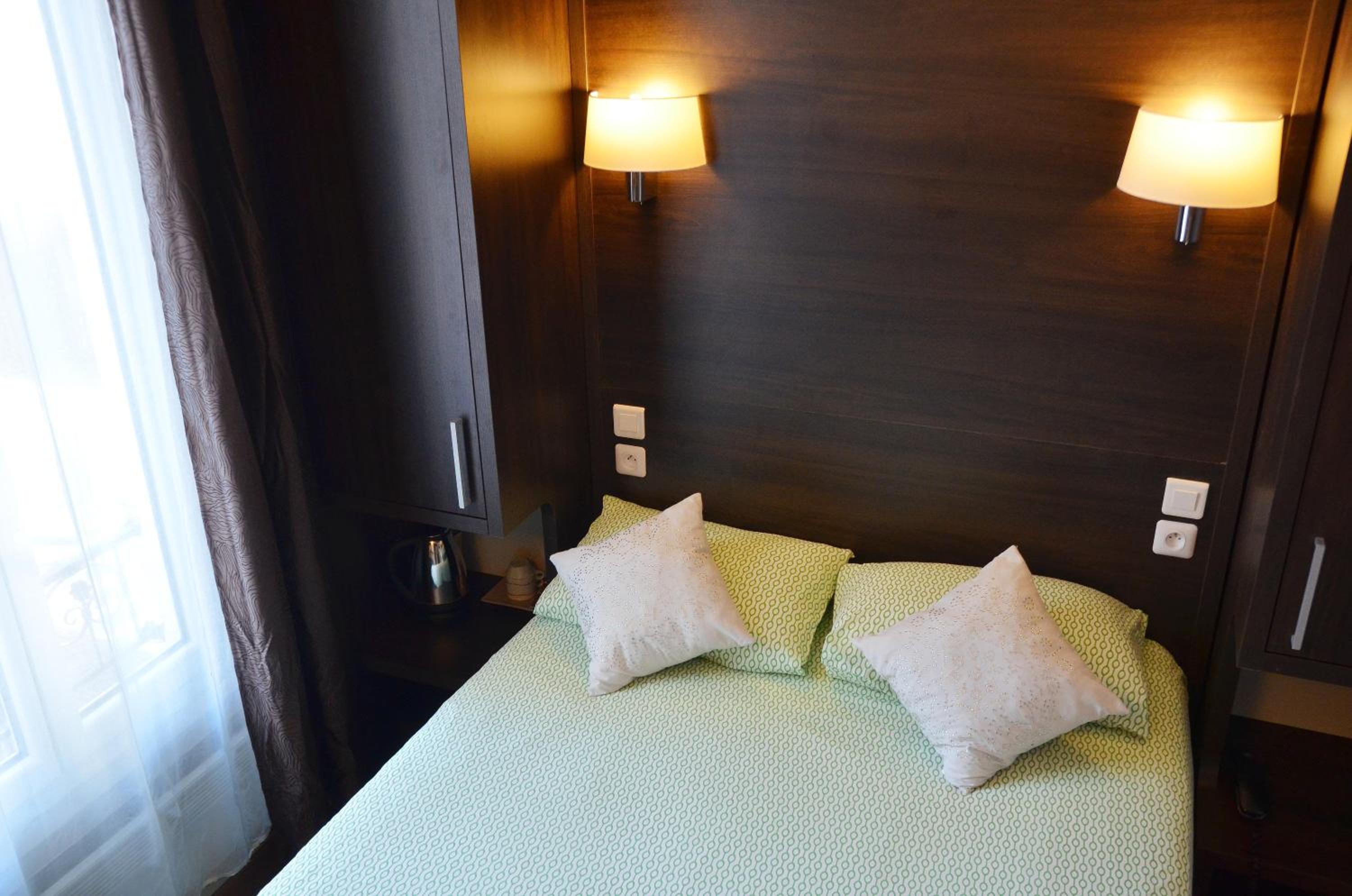 Double Room with Private Bathroom - Photo 12