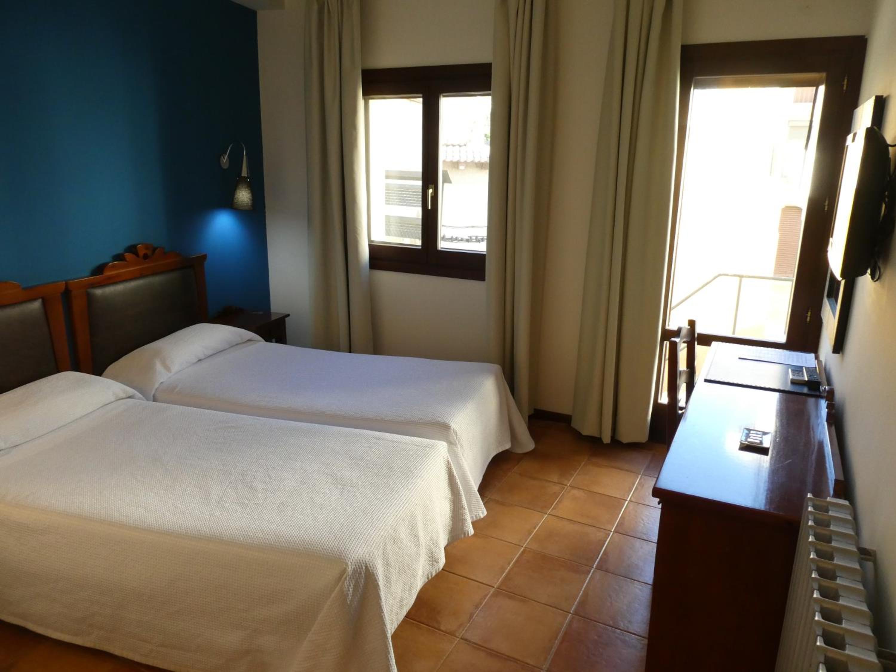 Twin Room with Private Bathroom photo 3