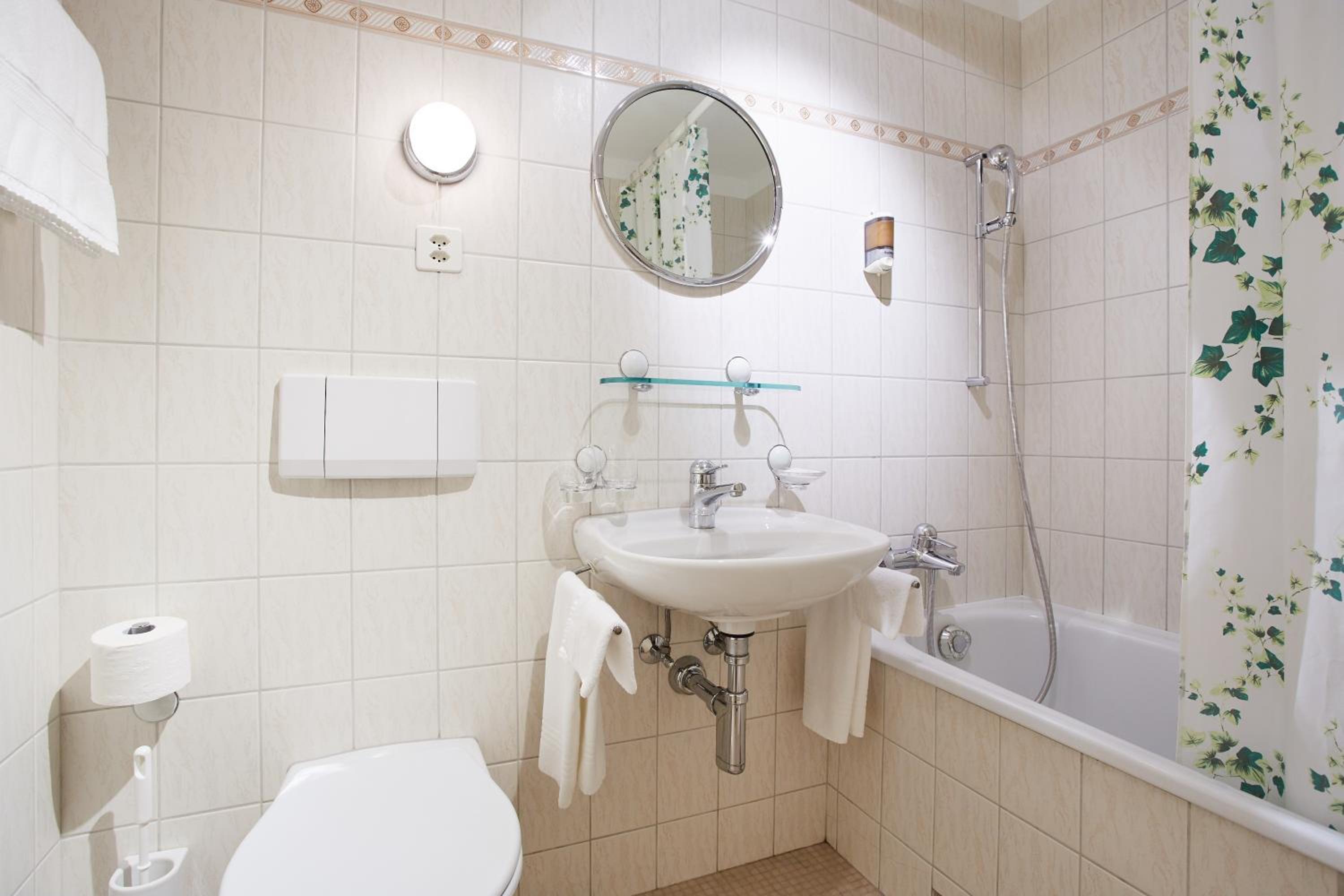 Corner Double Room with Free Parking - Photo 5