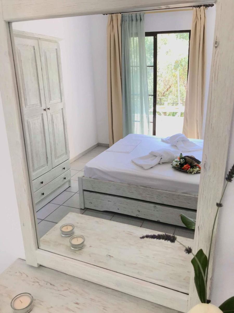 Studio with Balcony (2 Adults + 1 Child) photo 2