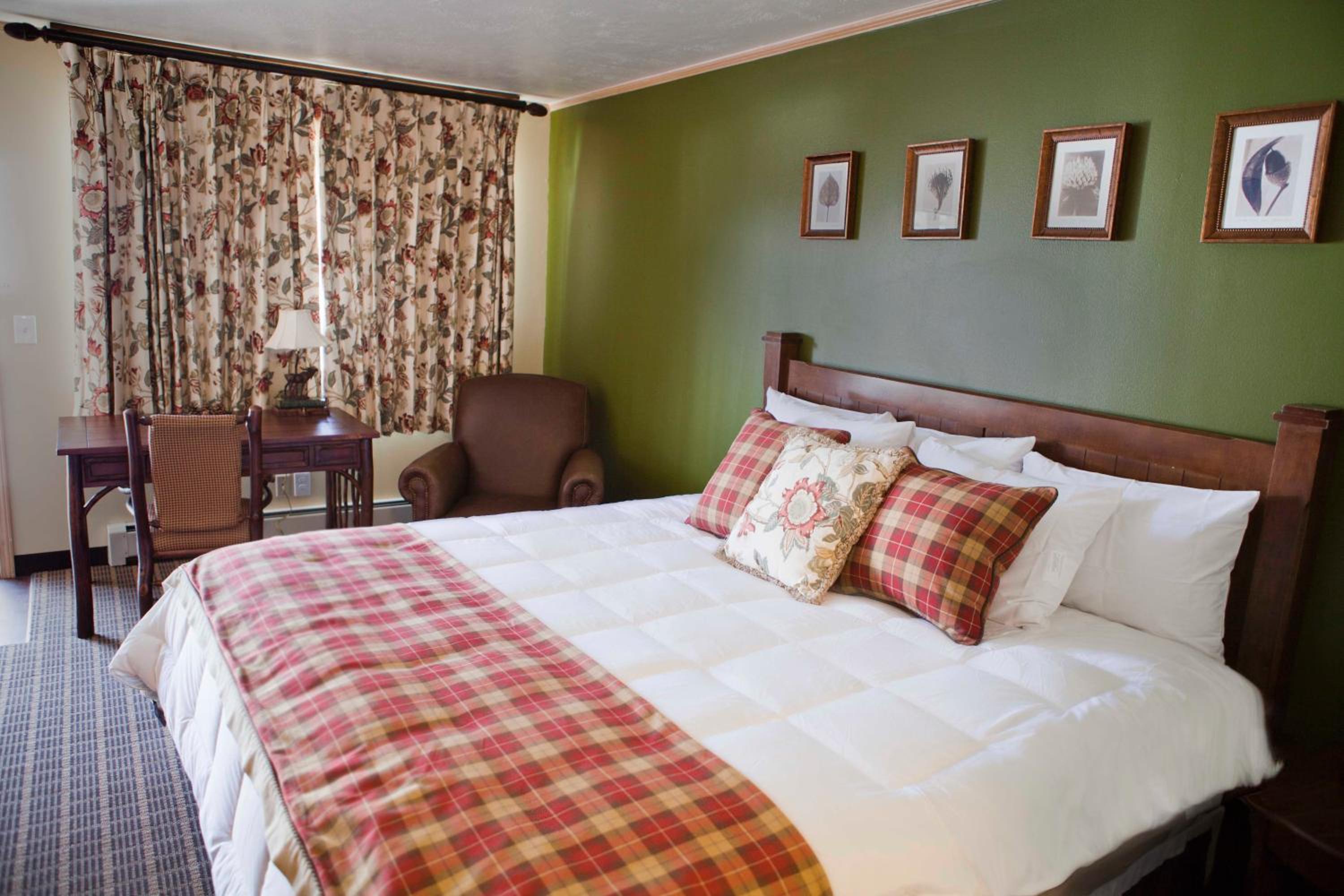 Signature Room, 1 King Bed - Photo 5