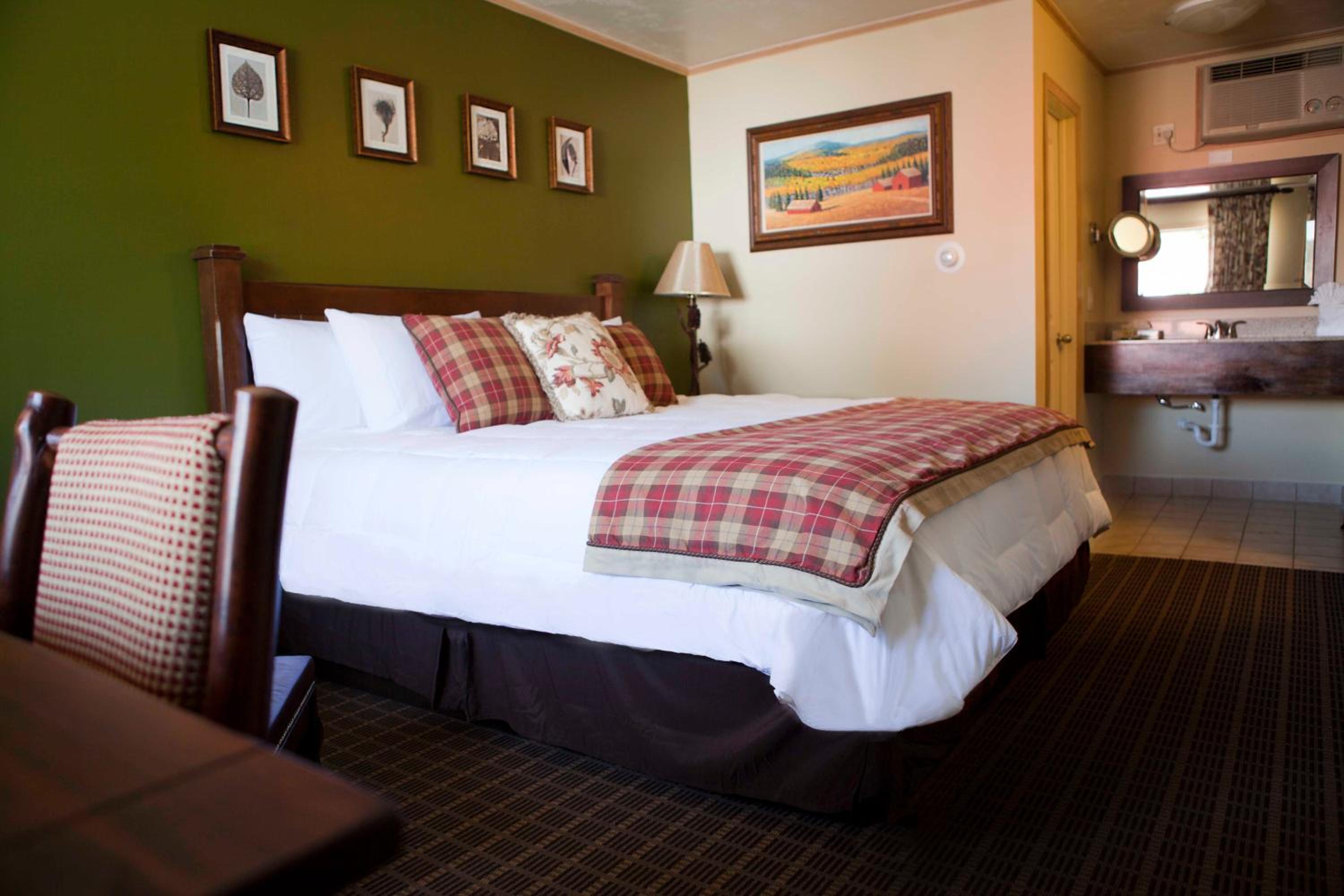 Signature Room, 1 King Bed - Photo 1