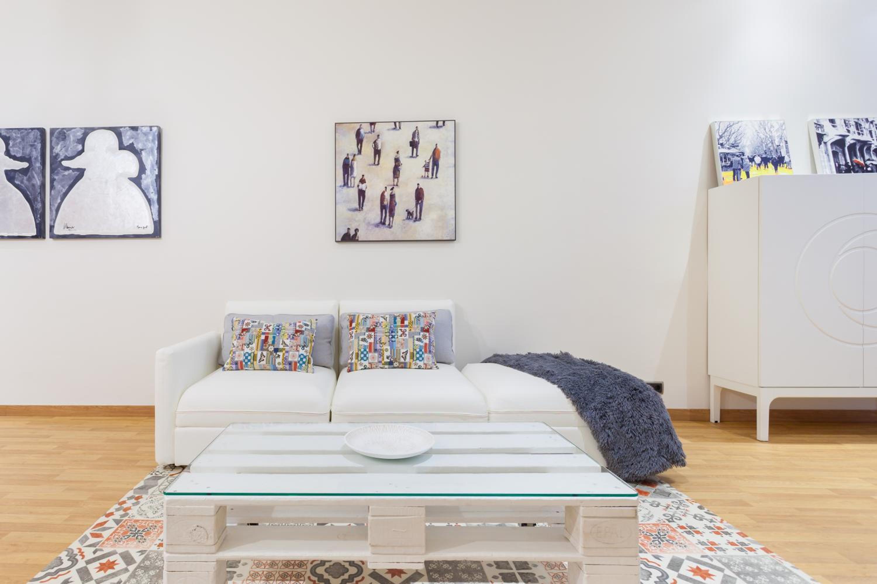 Four-Bedroom Apartment with Balcony photo 2