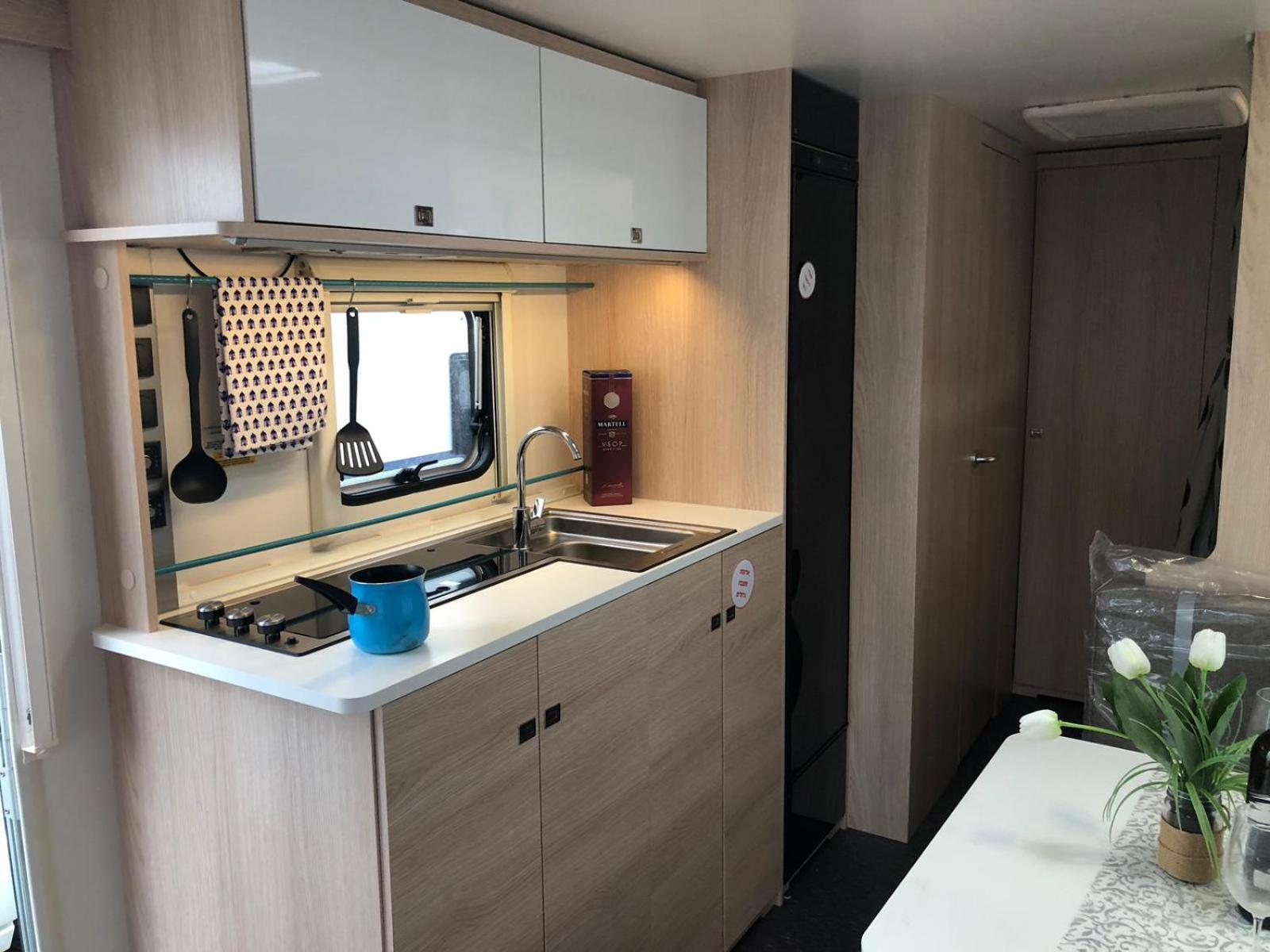 Caravan (6 Adults)  photo 3