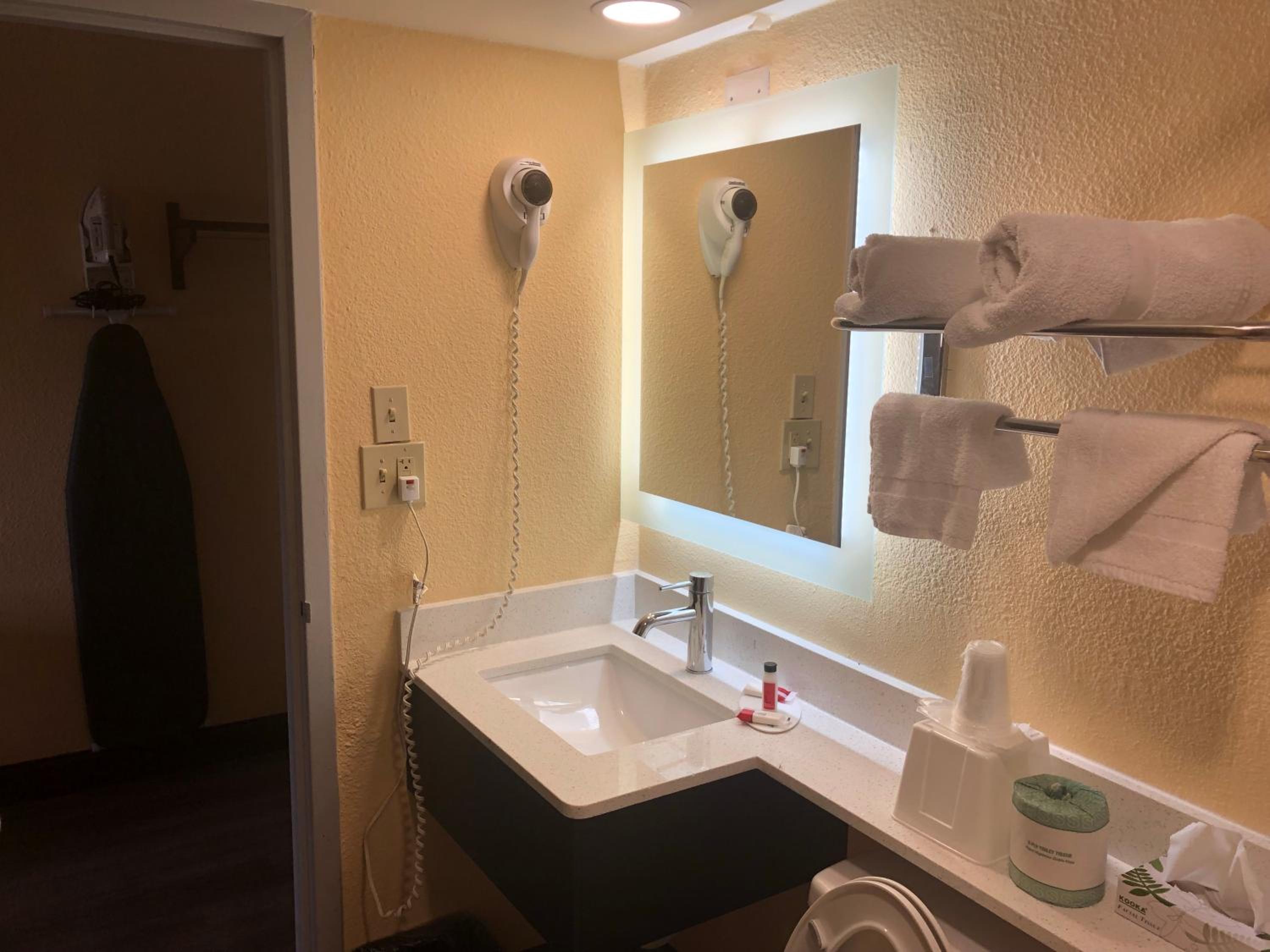 King Room - Non-Smoking - Photo 6