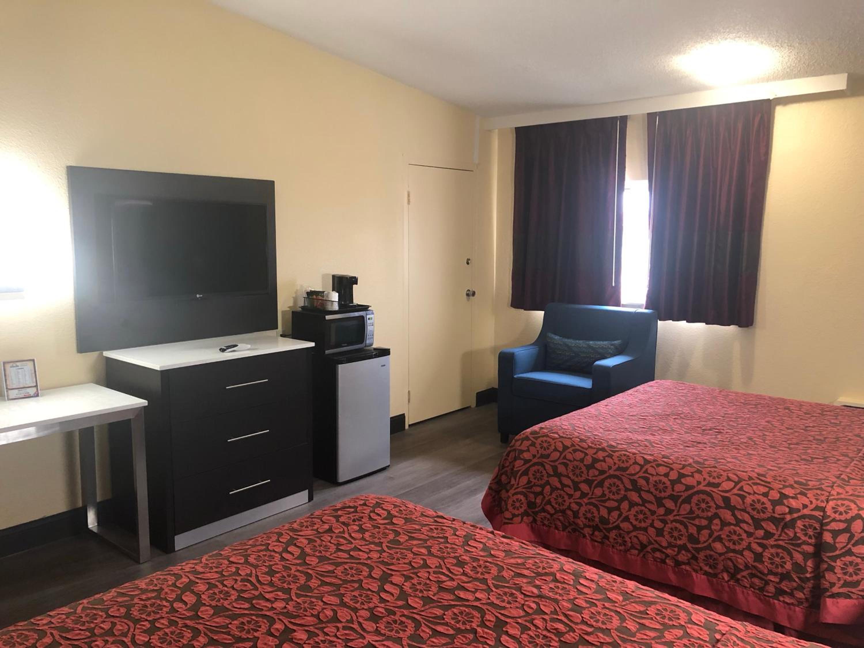 Queen Room with Two Queen Beds - Non-Smoking - Photo 1