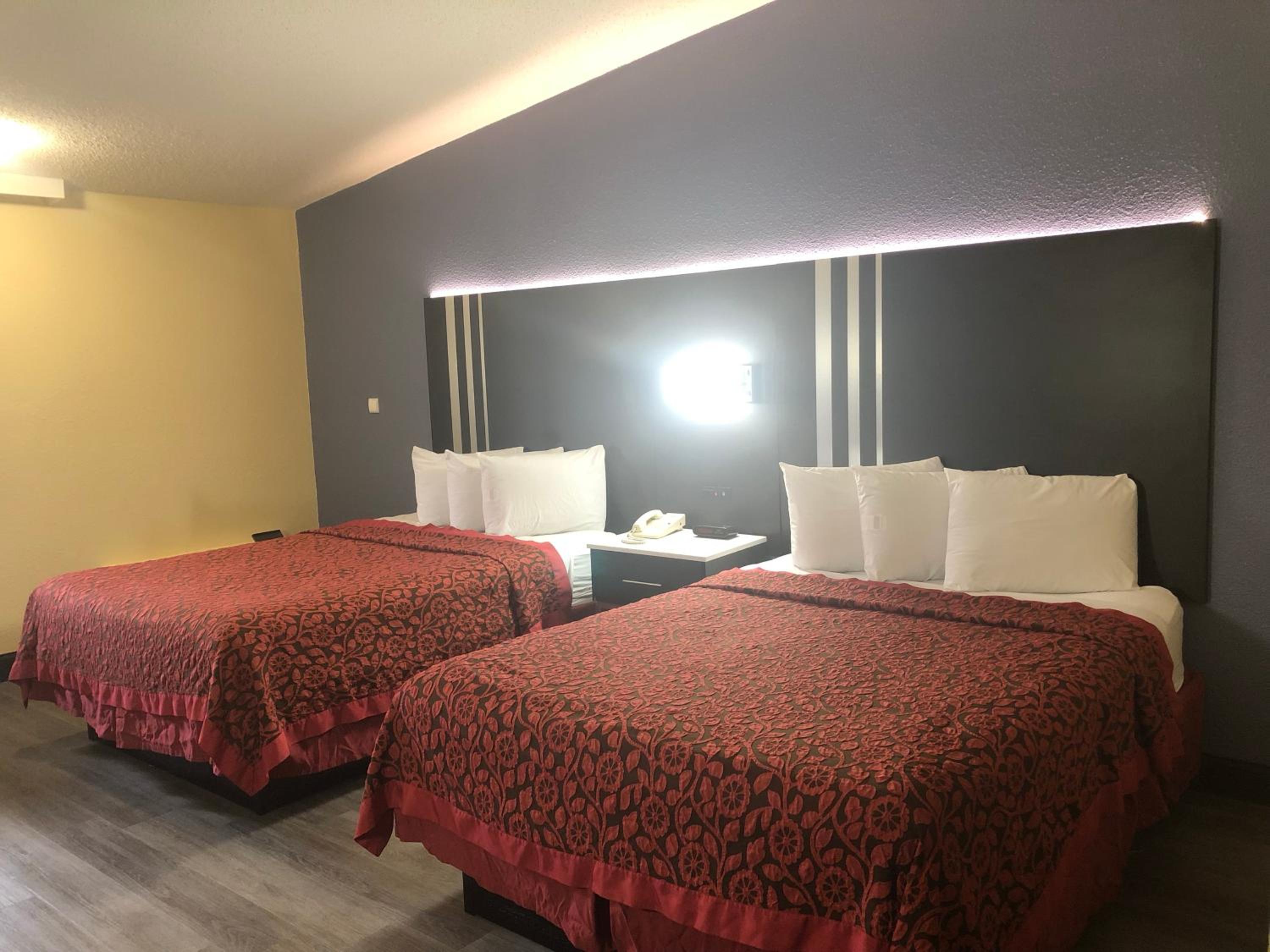 Queen Room with Two Queen Beds - Non-Smoking - Photo 6
