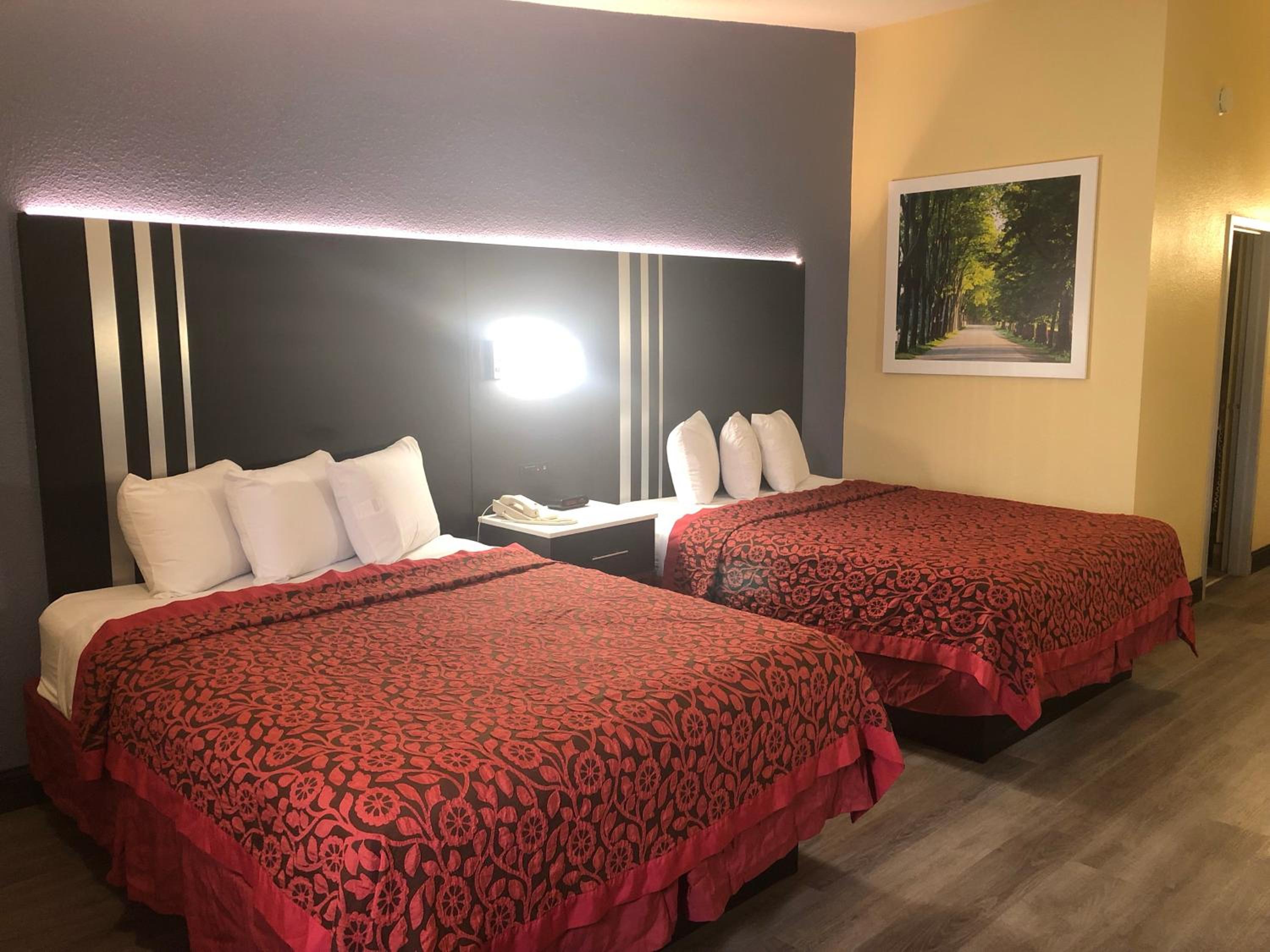 Queen Room with Two Queen Beds - Non-Smoking - Photo 2