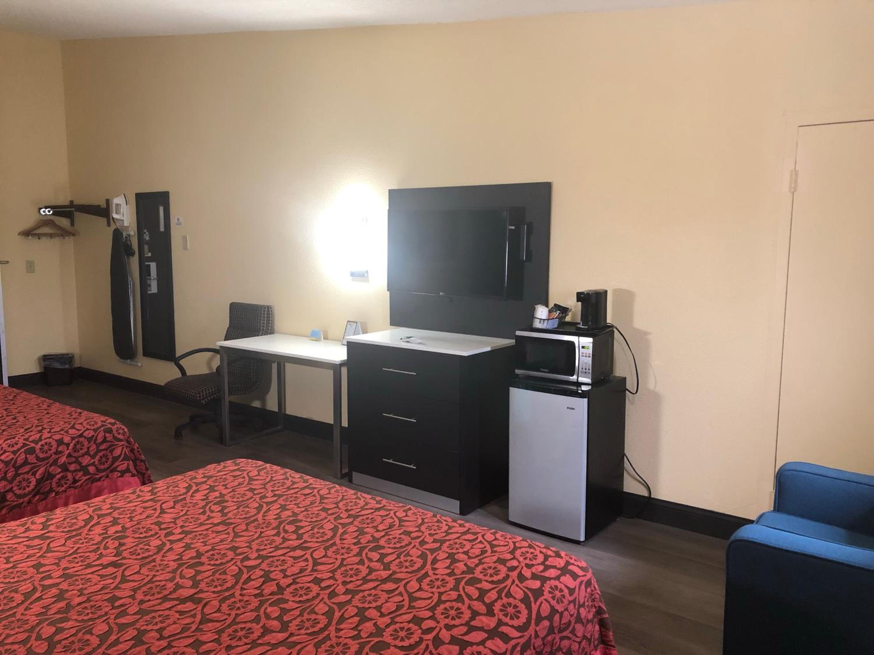 Queen Room with Two Queen Beds - Non-Smoking - Photo 3
