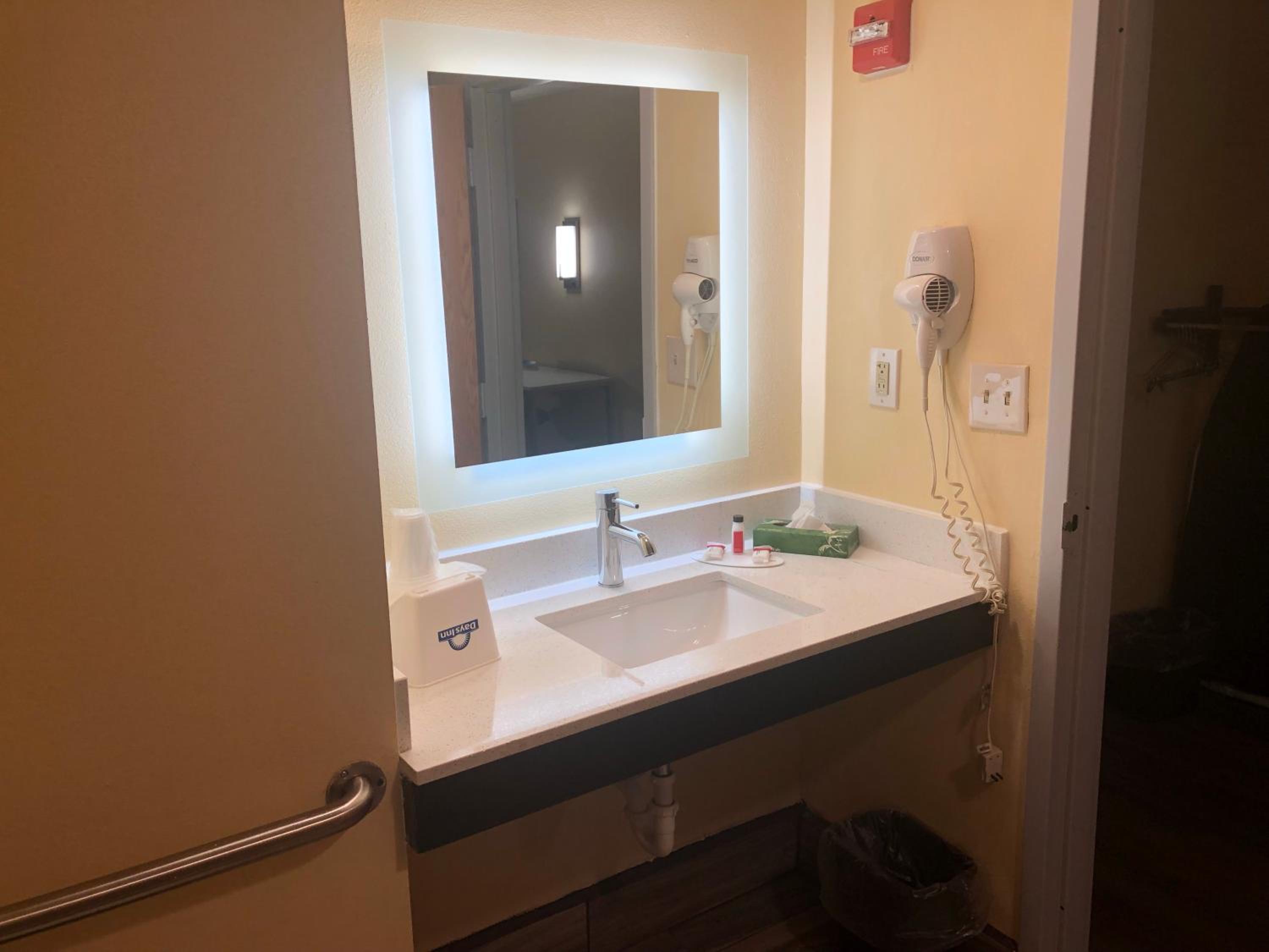 Double Room with Two Double Beds - Mobility Access/Non-Smoking - Photo 5