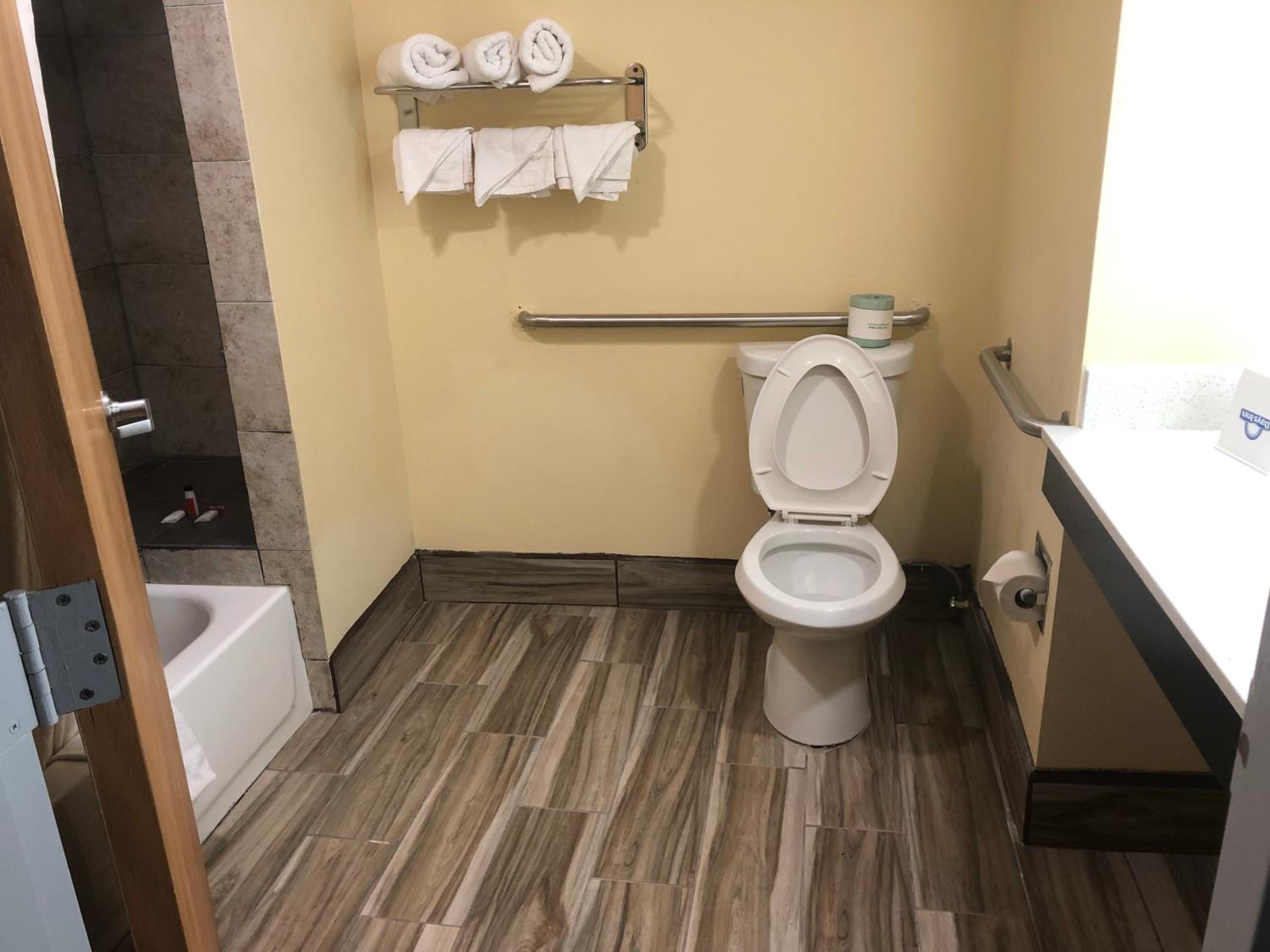 Double Room with Two Double Beds - Mobility Access/Non-Smoking - Photo 4