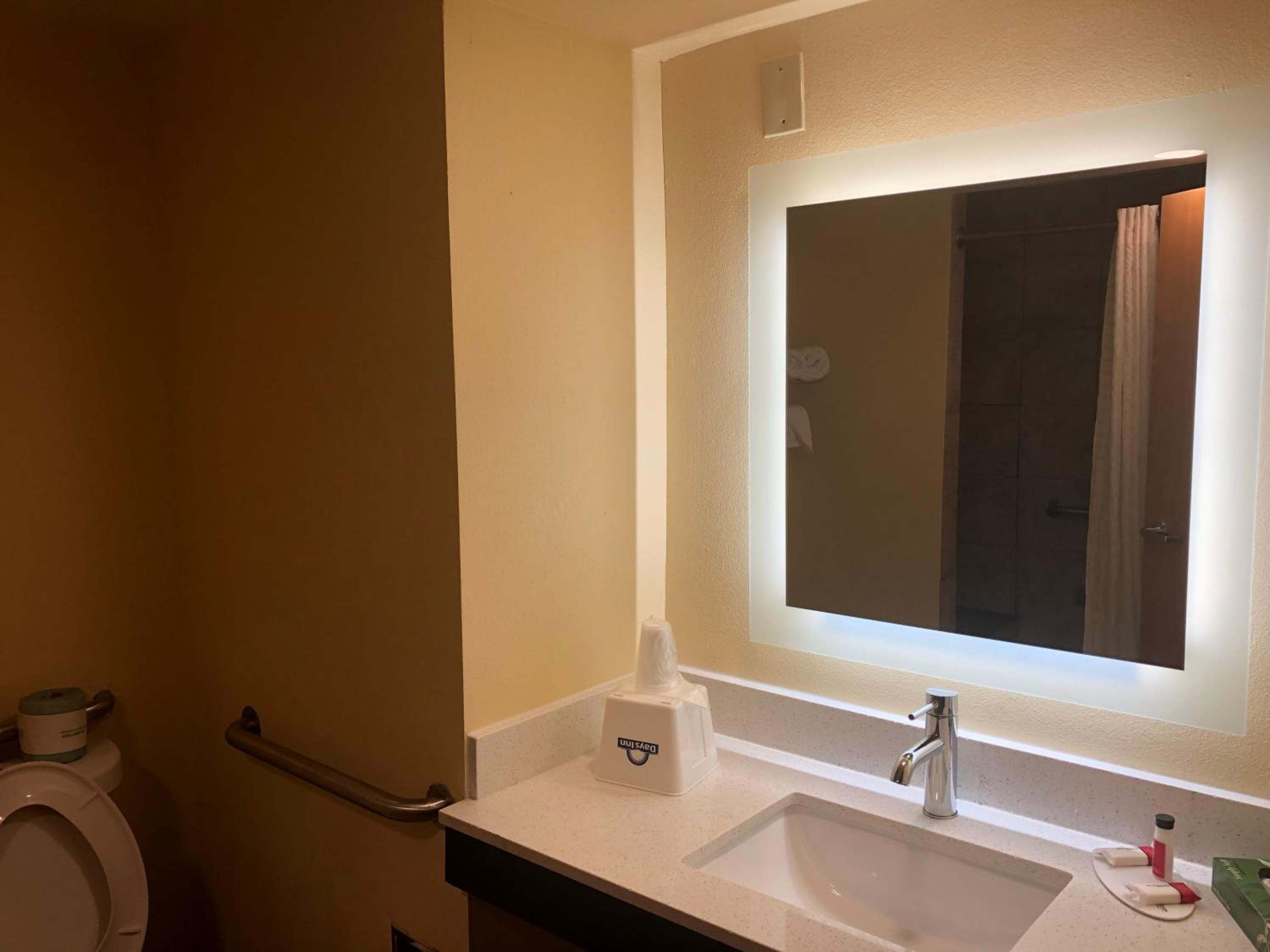 Double Room with Two Double Beds - Mobility Access/Non-Smoking - Photo 3