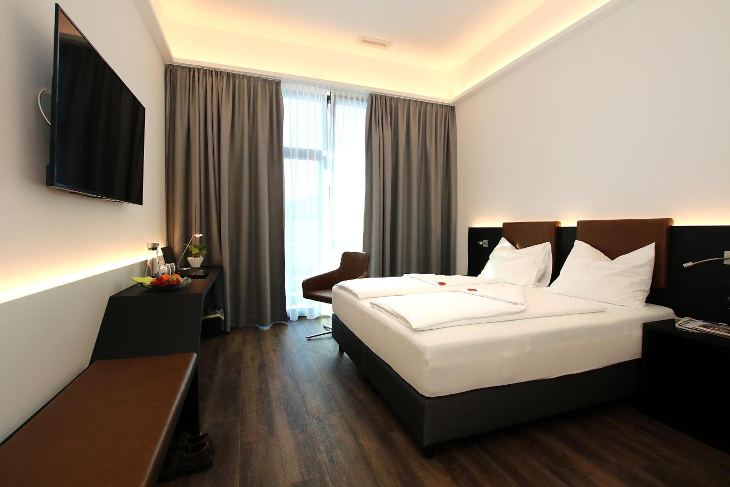 Double or Twin Room with Balcony - Photo 3