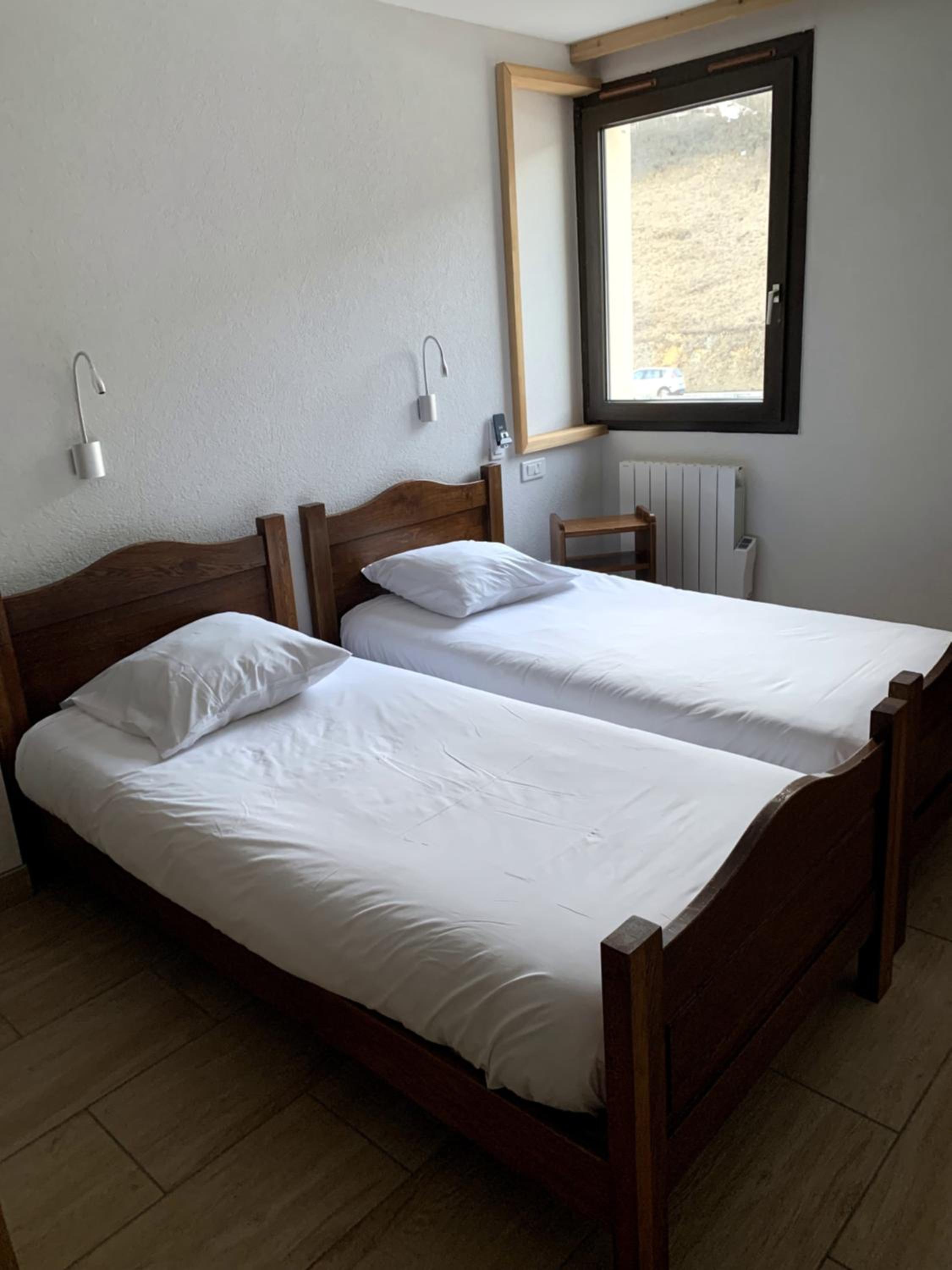 Double or Twin Room with Private Bathroom - Photo 3