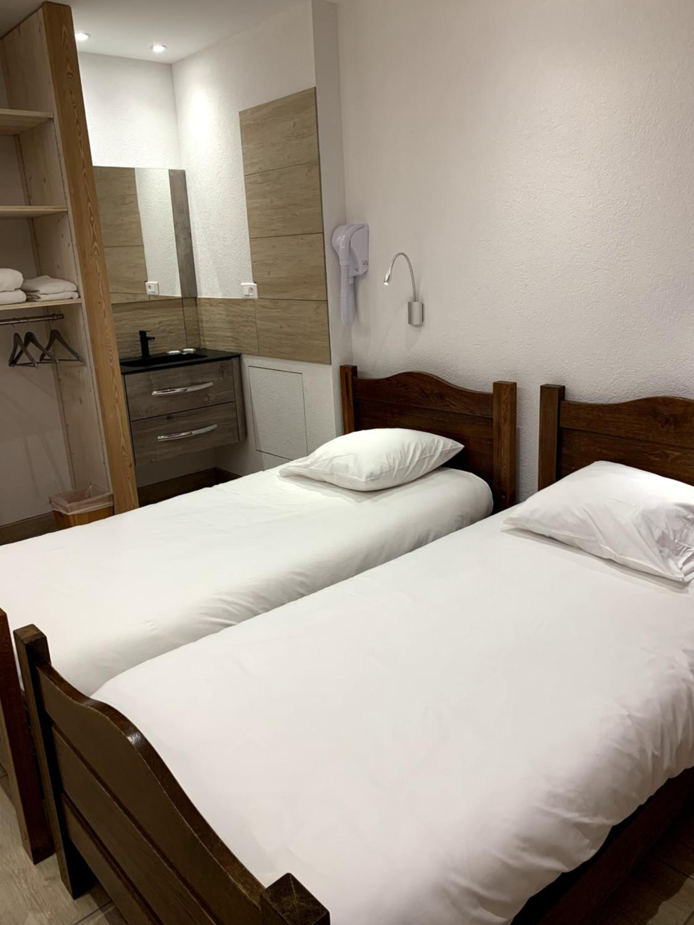 Double or Twin Room with Private Bathroom - Photo 4