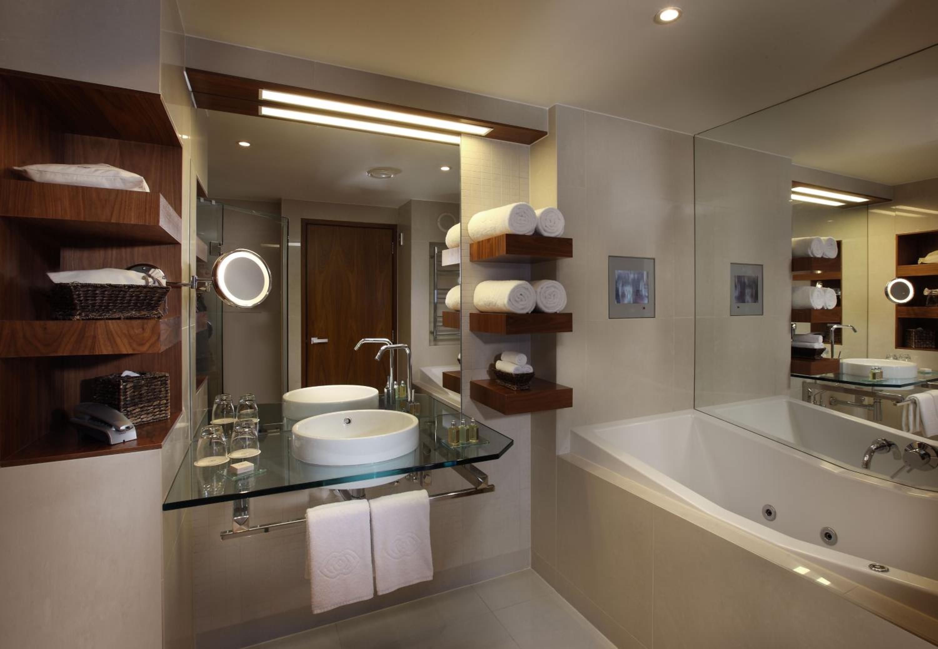 Luxury King Room with Balcony, Spa Bath and Executive Lounge Access - Photo 5