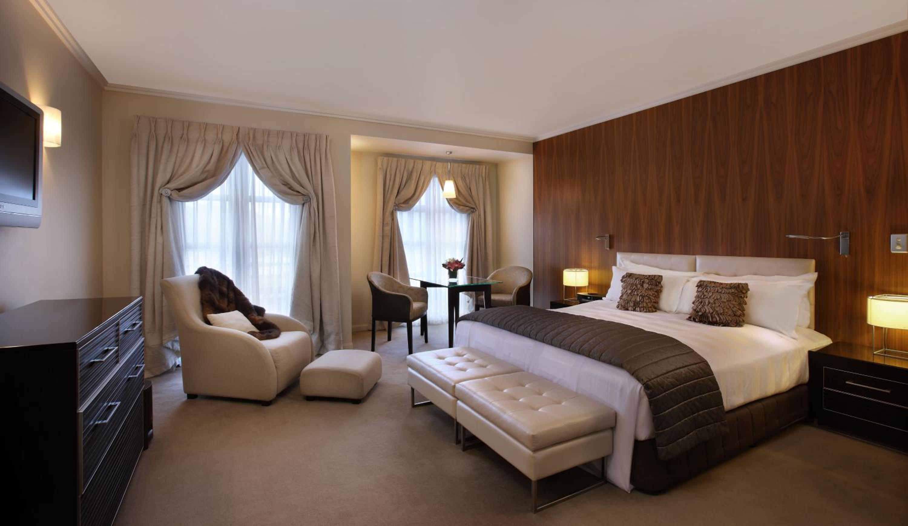 Luxury King Room with Balcony, Spa Bath and Executive Lounge Access - Photo 8