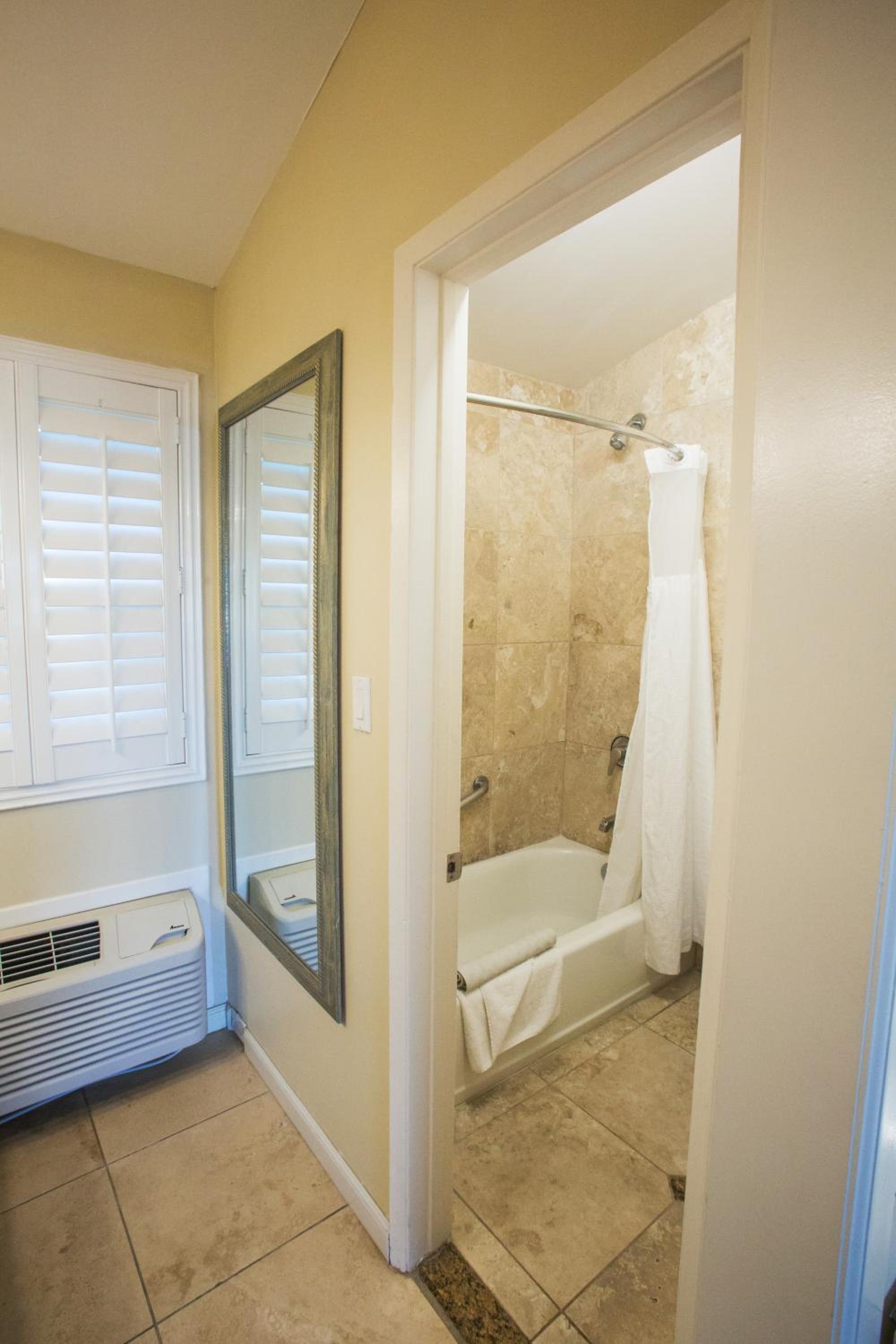 Standard Room, 2 Queen Beds - Photo 4