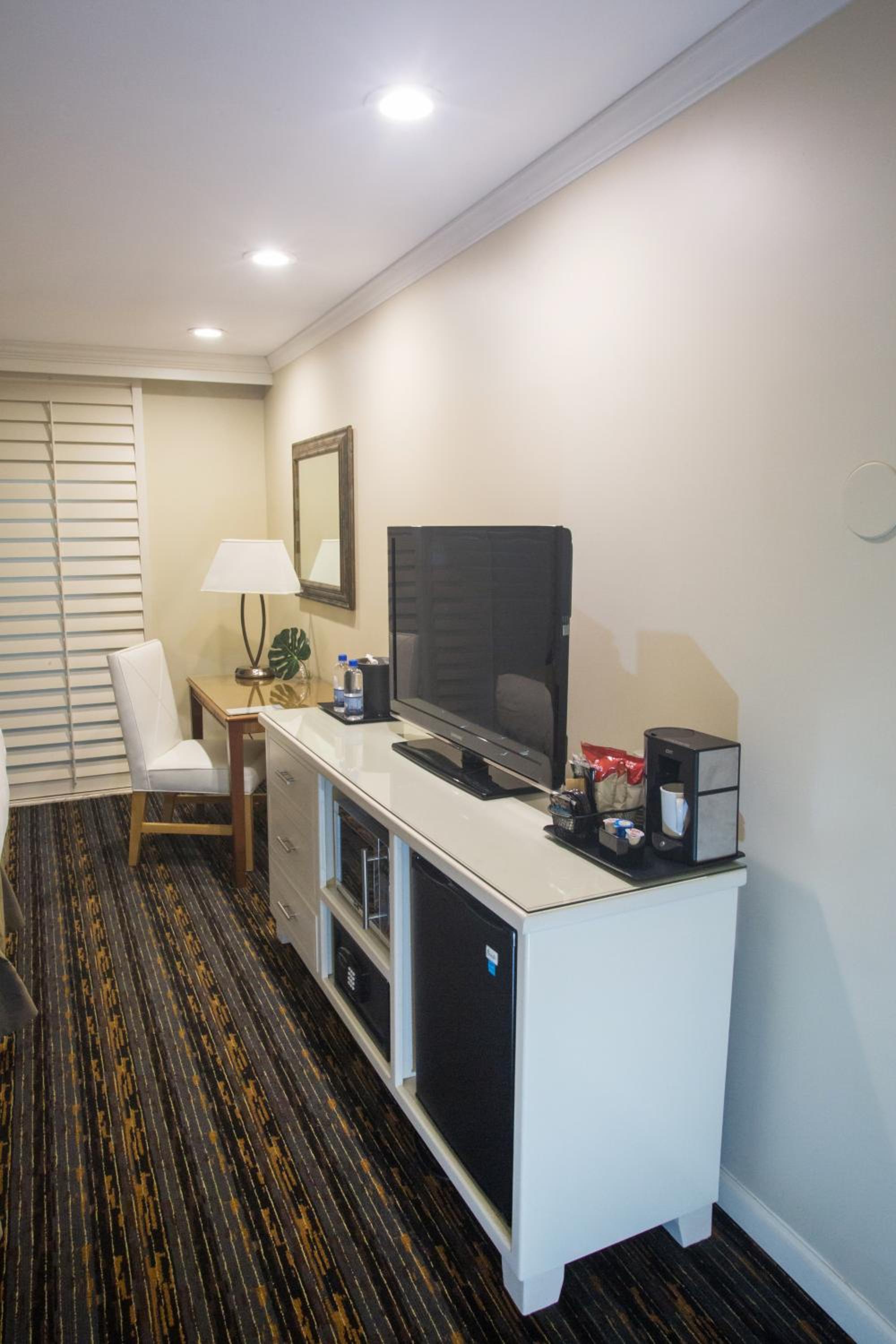 Standard Room, 2 Queen Beds, Lanai - Photo 6