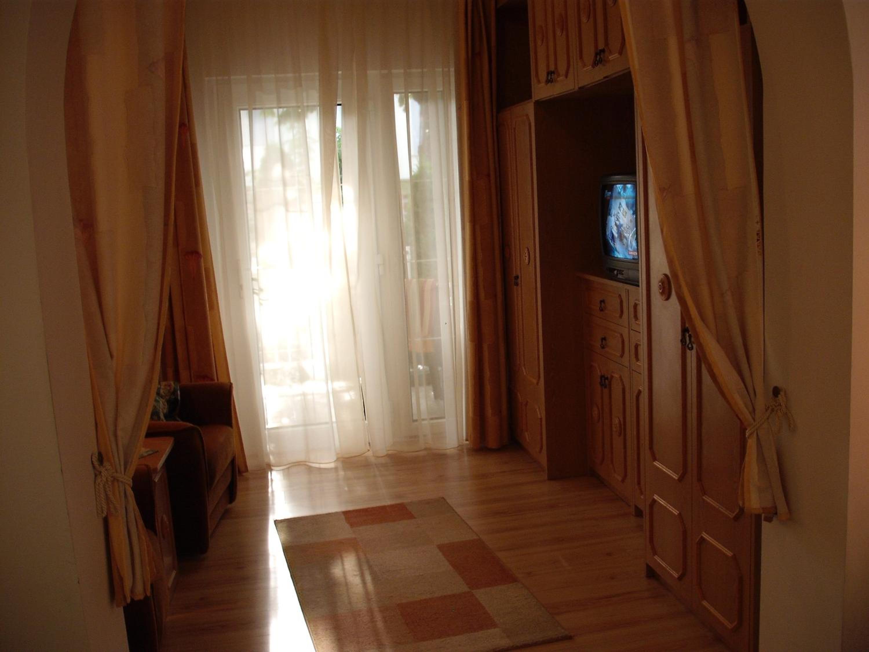 Studio (2 Adults)