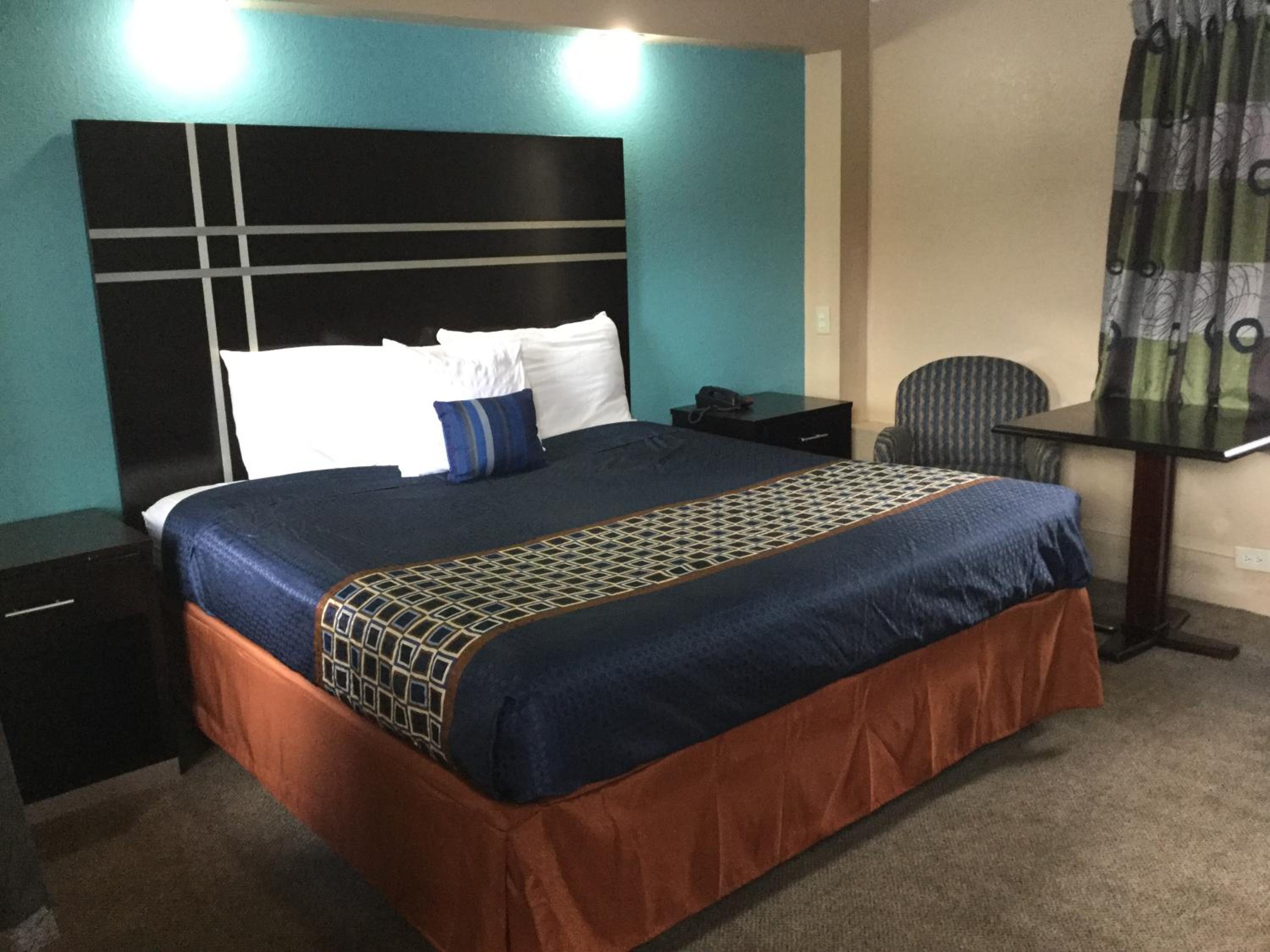 Deluxe King Suite photo 2