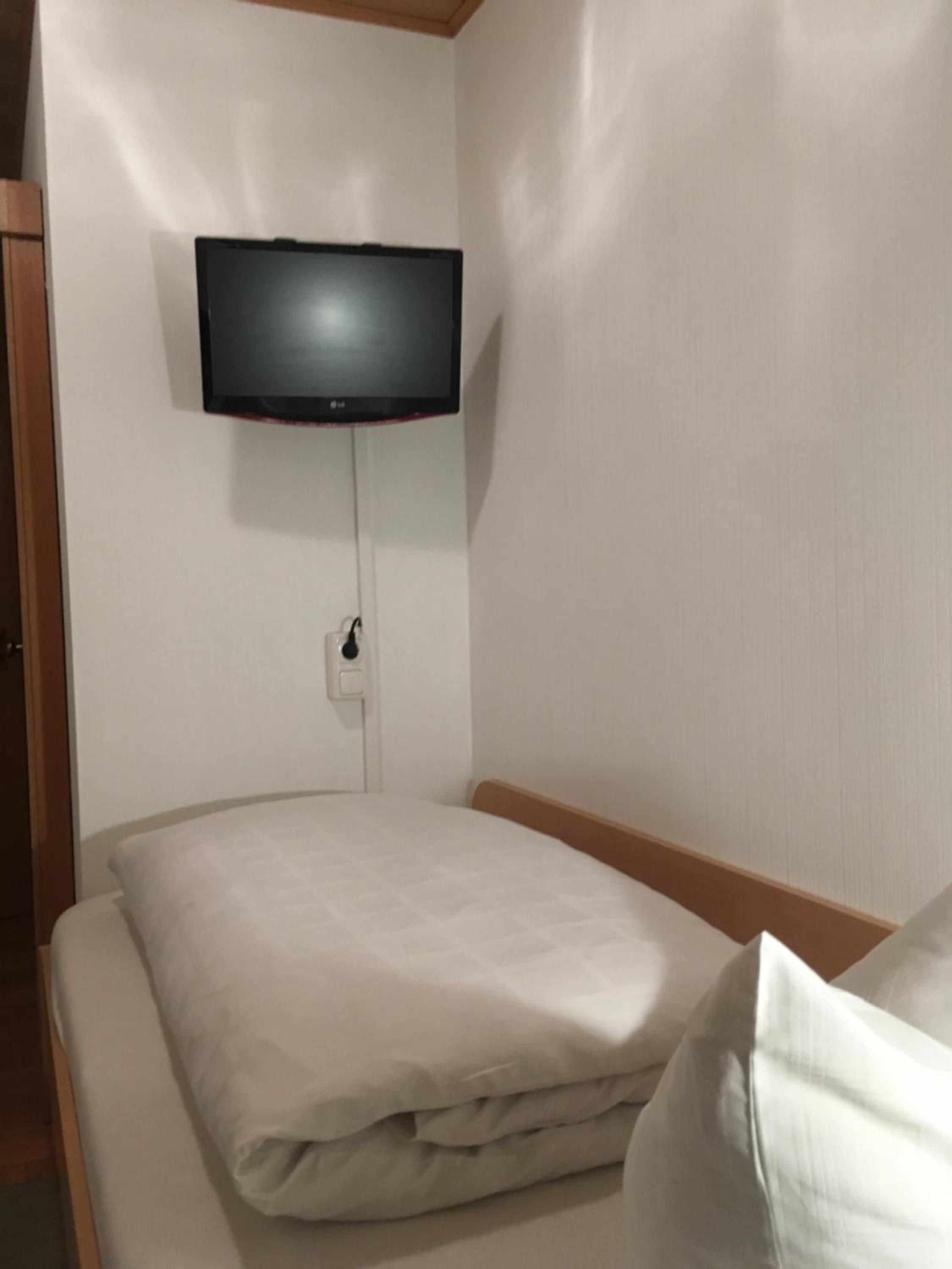 Single Room with Shared Bathroom photo 2
