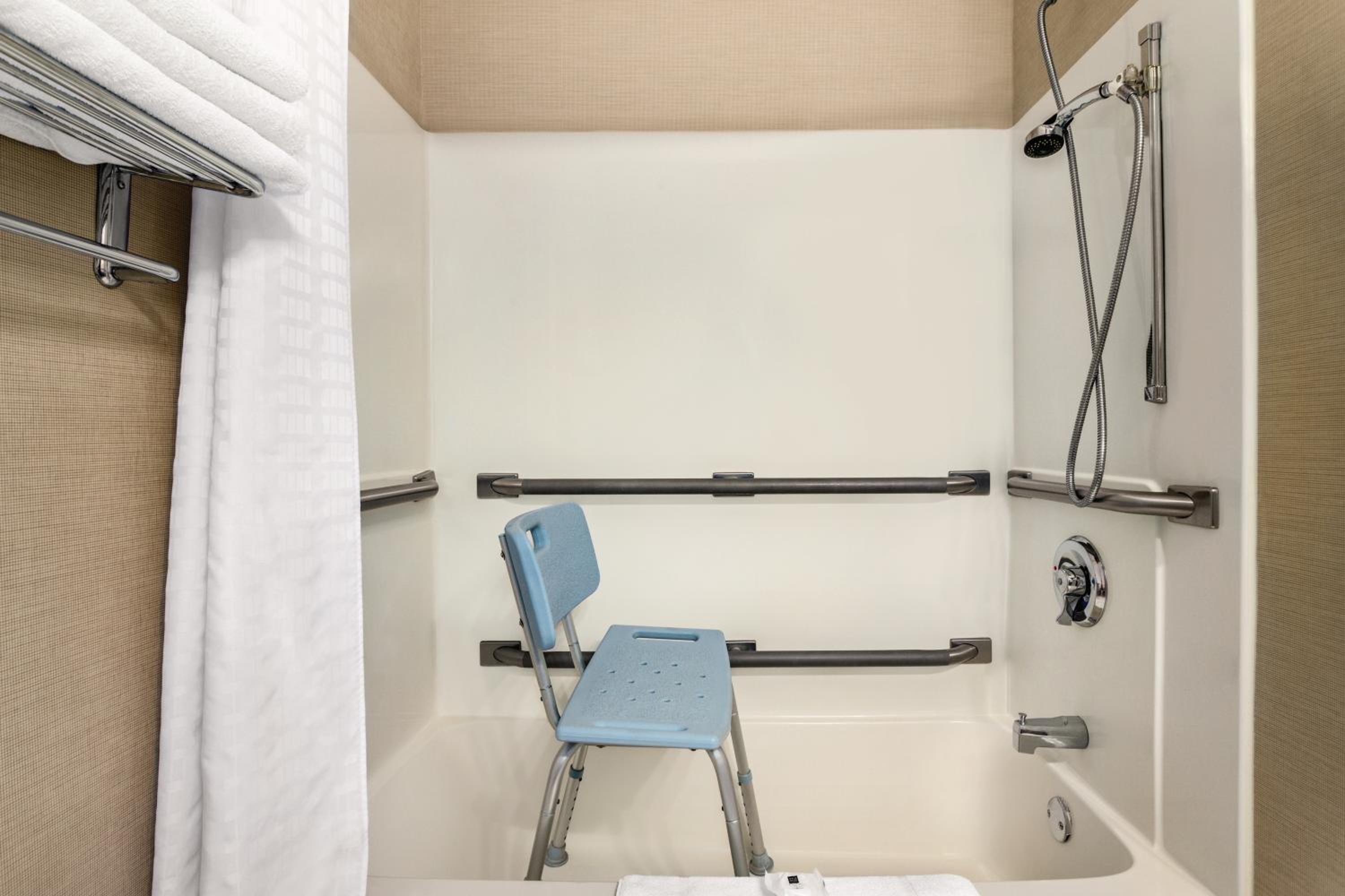 Queen Room with Two Queen Beds - Disability Access/Non-Smoking - Photo 3